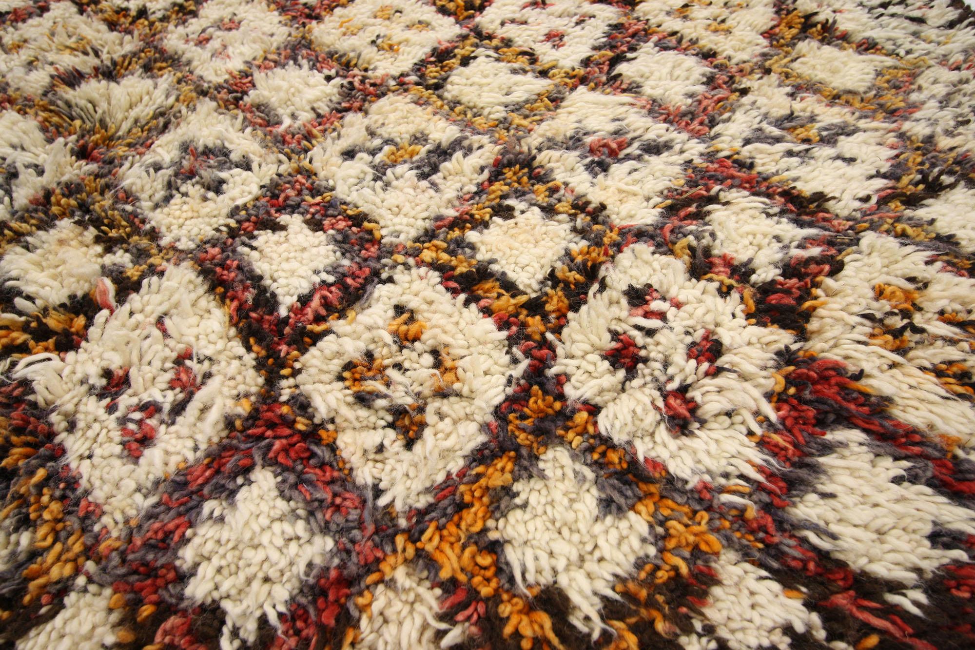 Vintage Moroccan Beni Ourain Rug, Warm Worldy Charm Meets Midcentury Modern In Good Condition For Sale In Dallas, TX