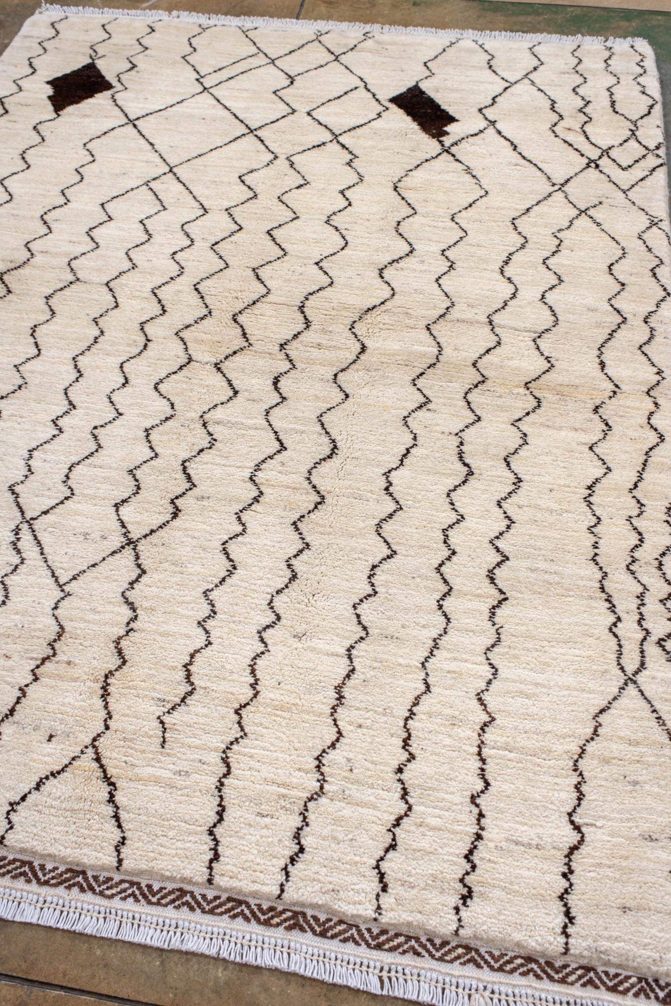 Marocchino Tappeto marocchino d'epoca Beni Ourain con disegno berbero lineare in vendita