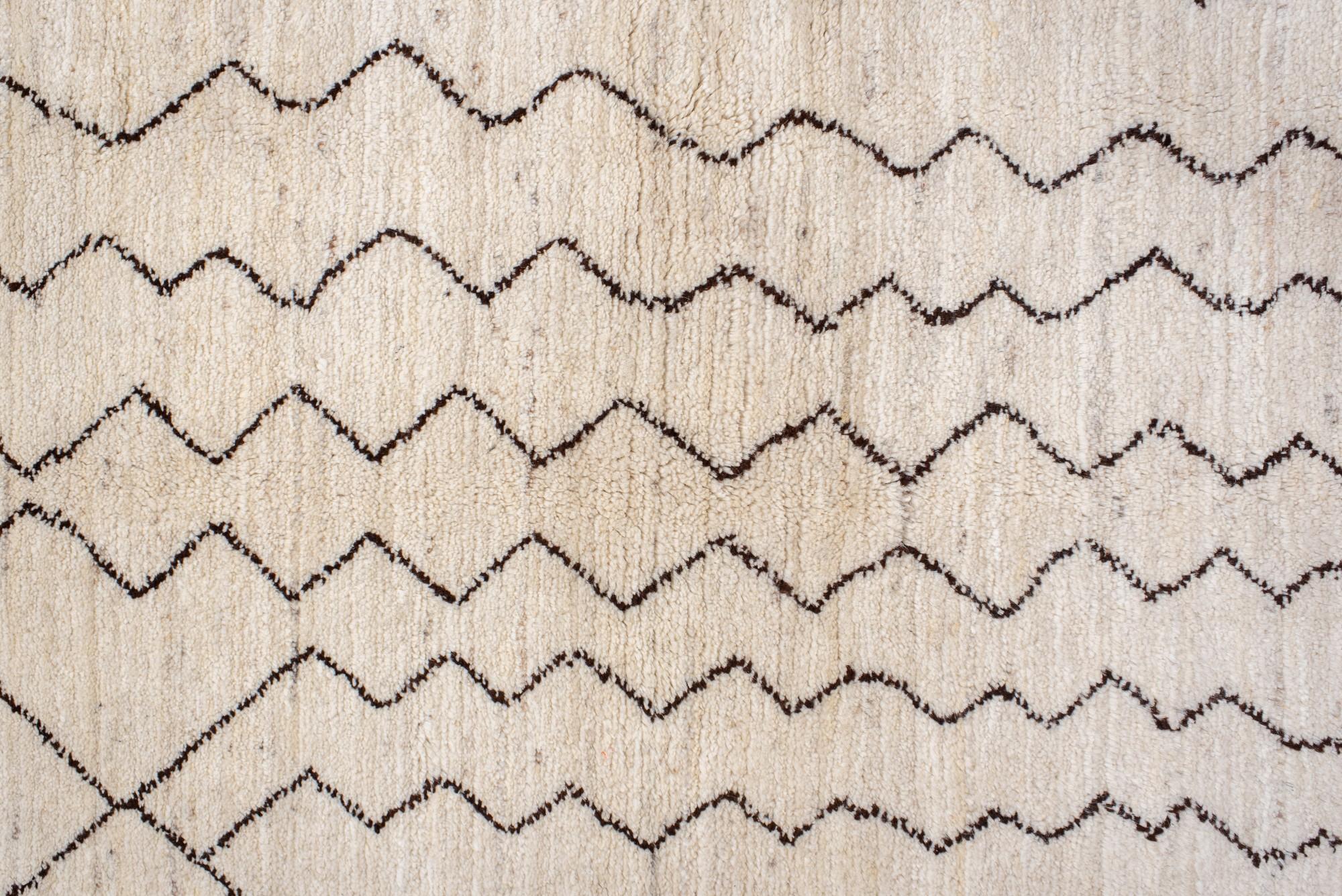 Annodato a mano Tappeto marocchino d'epoca Beni Ourain con disegno berbero lineare in vendita