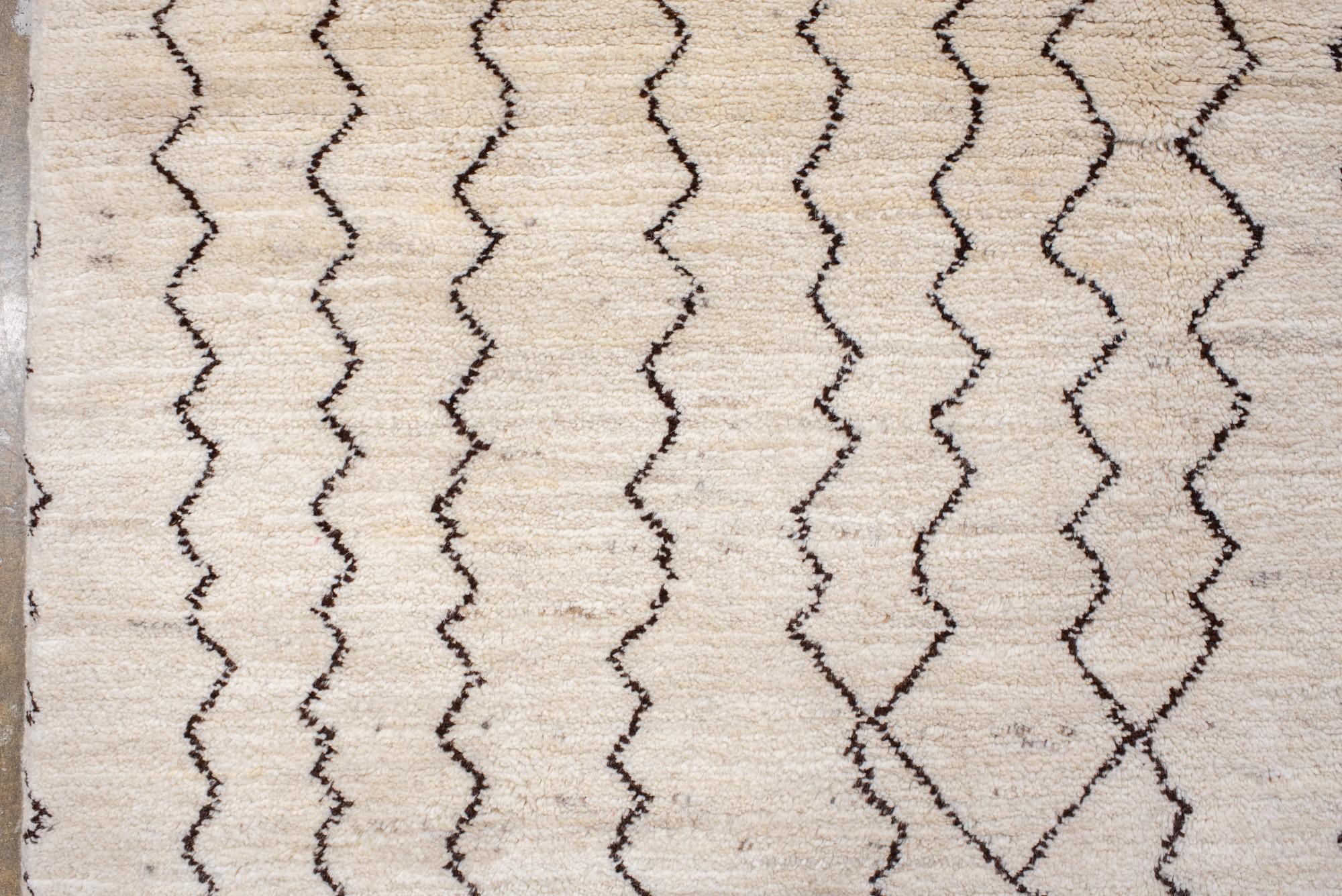 Tappeto marocchino d'epoca Beni Ourain con disegno berbero lineare In condizioni buone in vendita a New York, NY