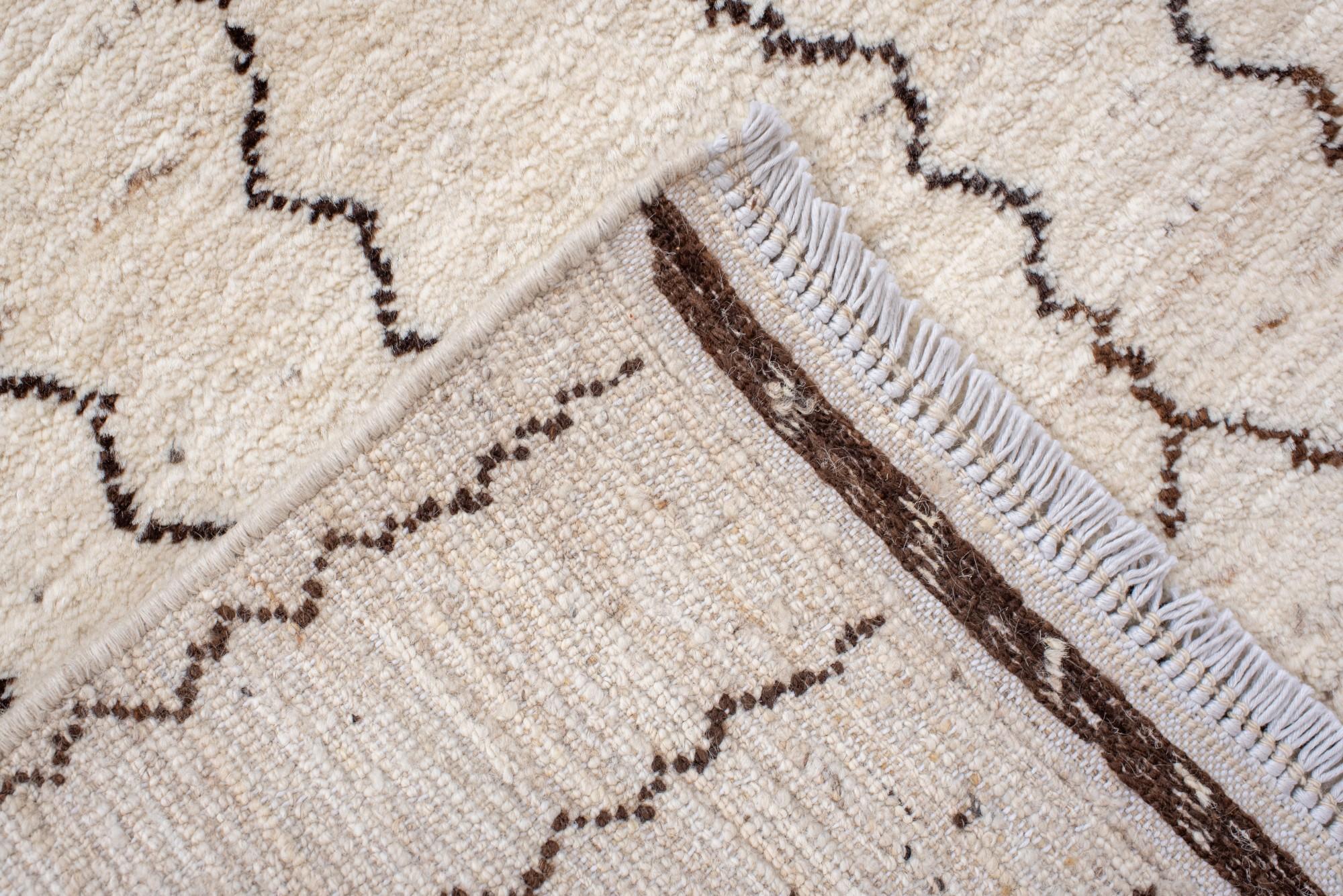 XX secolo Tappeto marocchino d'epoca Beni Ourain con disegno berbero lineare in vendita