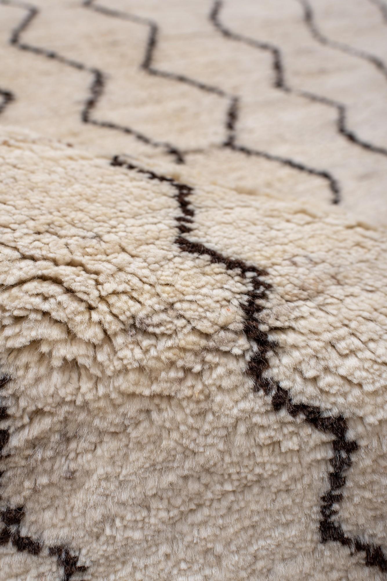 Lana Tappeto marocchino d'epoca Beni Ourain con disegno berbero lineare in vendita