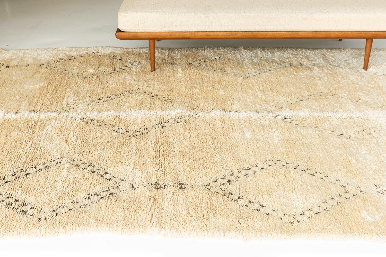 Ein trendiger Beni Ourain Berberteppich im Vintage-Stil mit abwechselnden linearen Rauten und Mustern aus Ton auf einem elfenbeinfarbenen Marmorfeld. Einfach, aber sehr kantig, so dass Ihr Zimmer elegant aussieht. Perfekt für jeden Raum mit einem