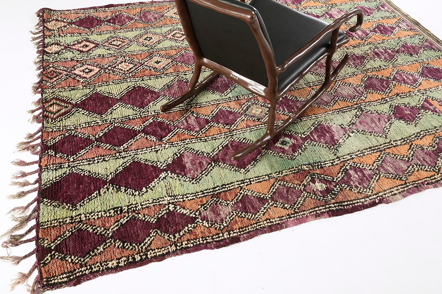 Marokkanischer Beni Ourain-Teppich mit Stammesmotiv von Mehraban Teppiche (Mitte des 20. Jahrhunderts) im Angebot