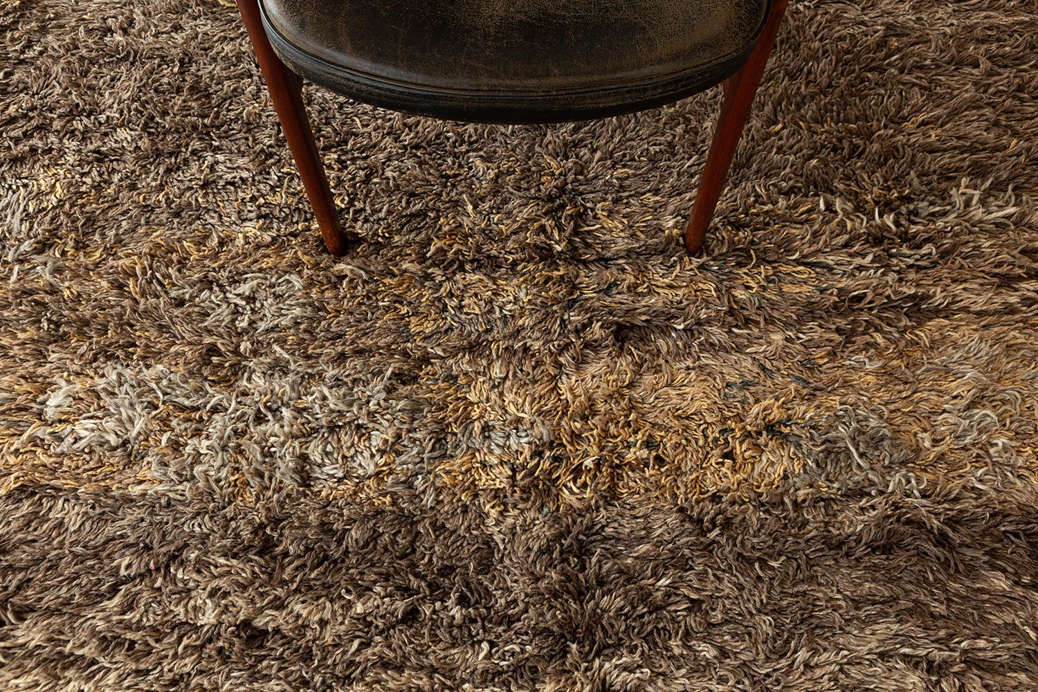 A vintage Moroccan Beni Ourain tribal rug with the perfect amount of shag. This rug's earth toned brown and neutral colors in addition to the rug's lively texture makes for the perfect contemporary piece. 


Rug number 25568
Size: 6'9
