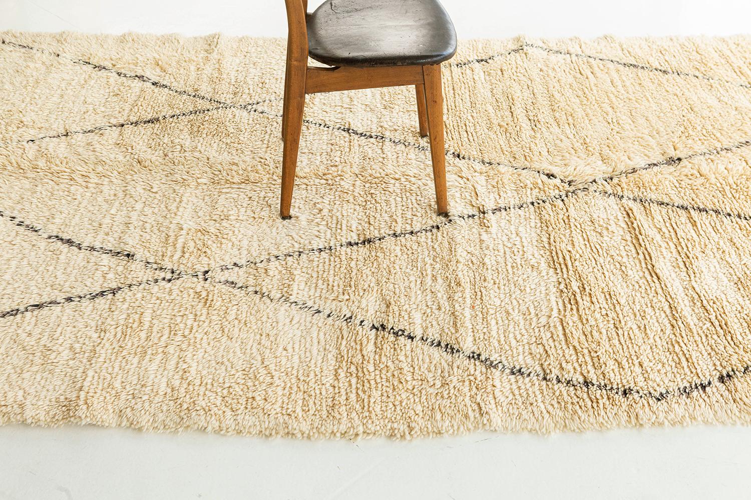 A minimalist look of High Atlas Moroccan rug features clay lozenges with extended sides that has diamond pattern in an ivory field. Simple but very classy rug with vertically aligned diamonds in allover design. This rug embodies the contemporary
