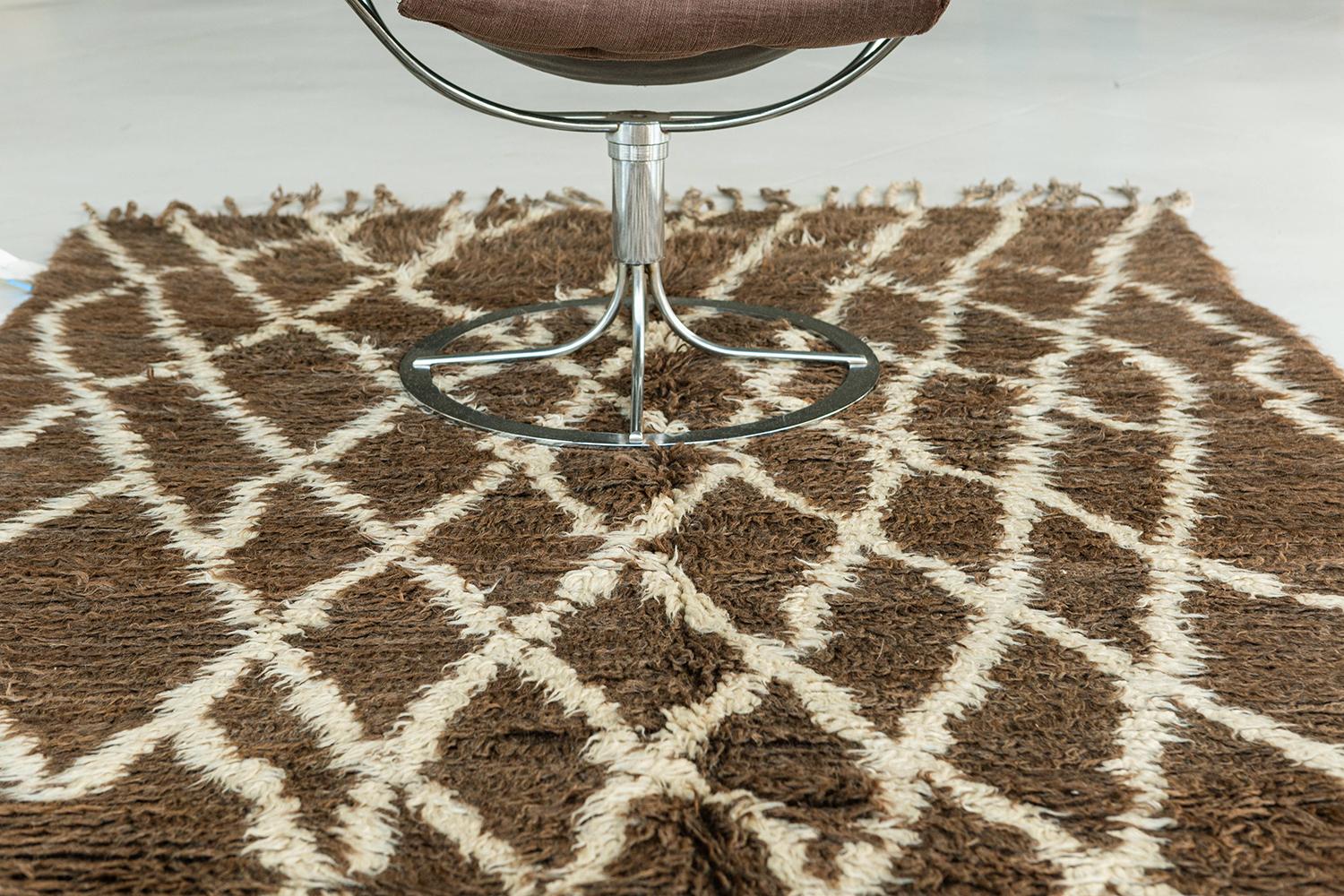 Der minimalistische Look des marokkanischen Teppichs Beni Ourain zeichnet sich durch ein elfenbeinfarbenes Rautenmuster mit verlängerten Seiten aus, das ein Rautenmuster in einem Tonfeld aufweist. Schlichter, aber sehr stilvoller Teppich mit