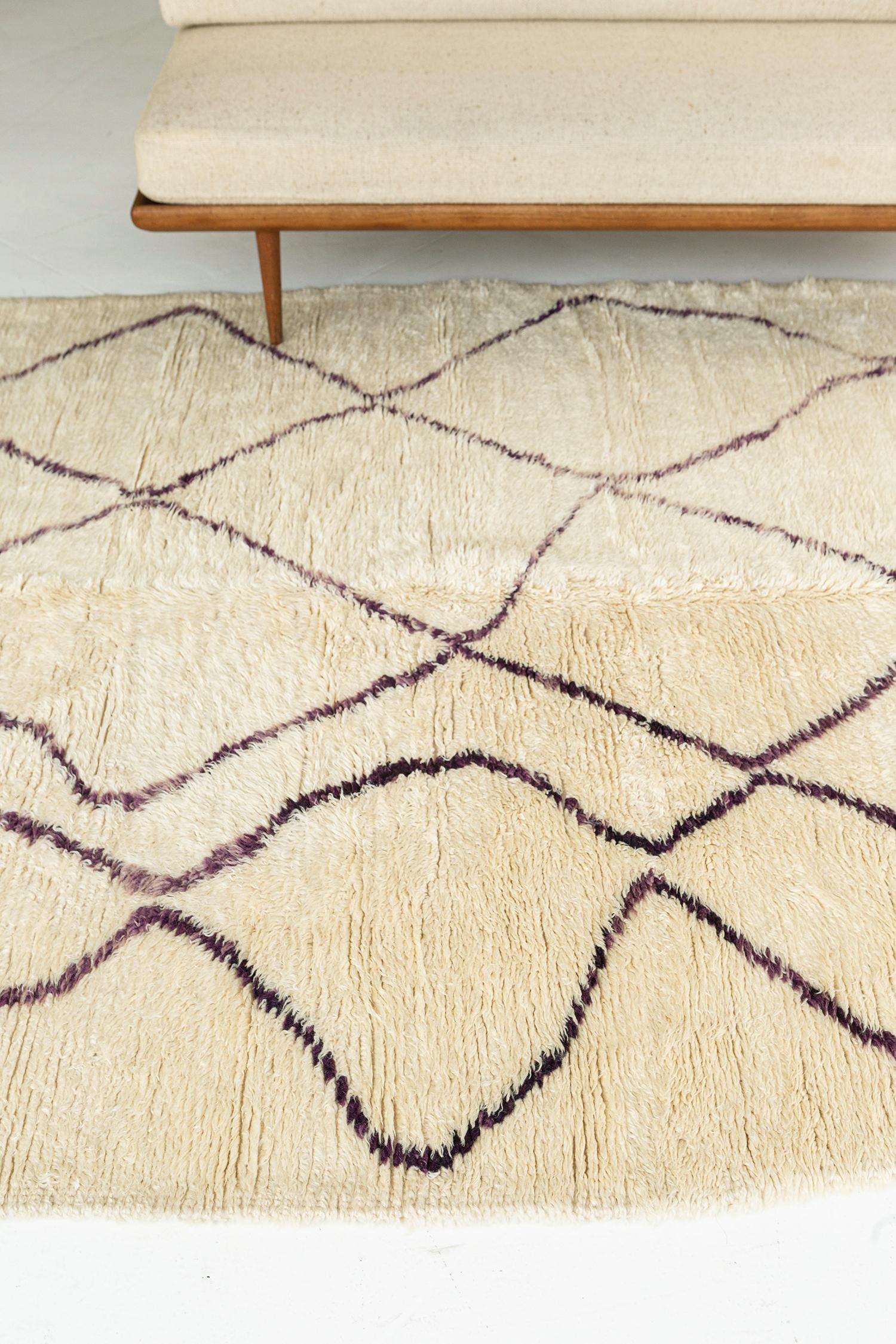 A Minimalist look of Beni Ourain Moroccan rug features clay lozenges with extended sides that has diamond pattern in an ivory field. Simple but very classy rug with calumny aligned diamonds in all-over design. This rug embodies the contemporary
