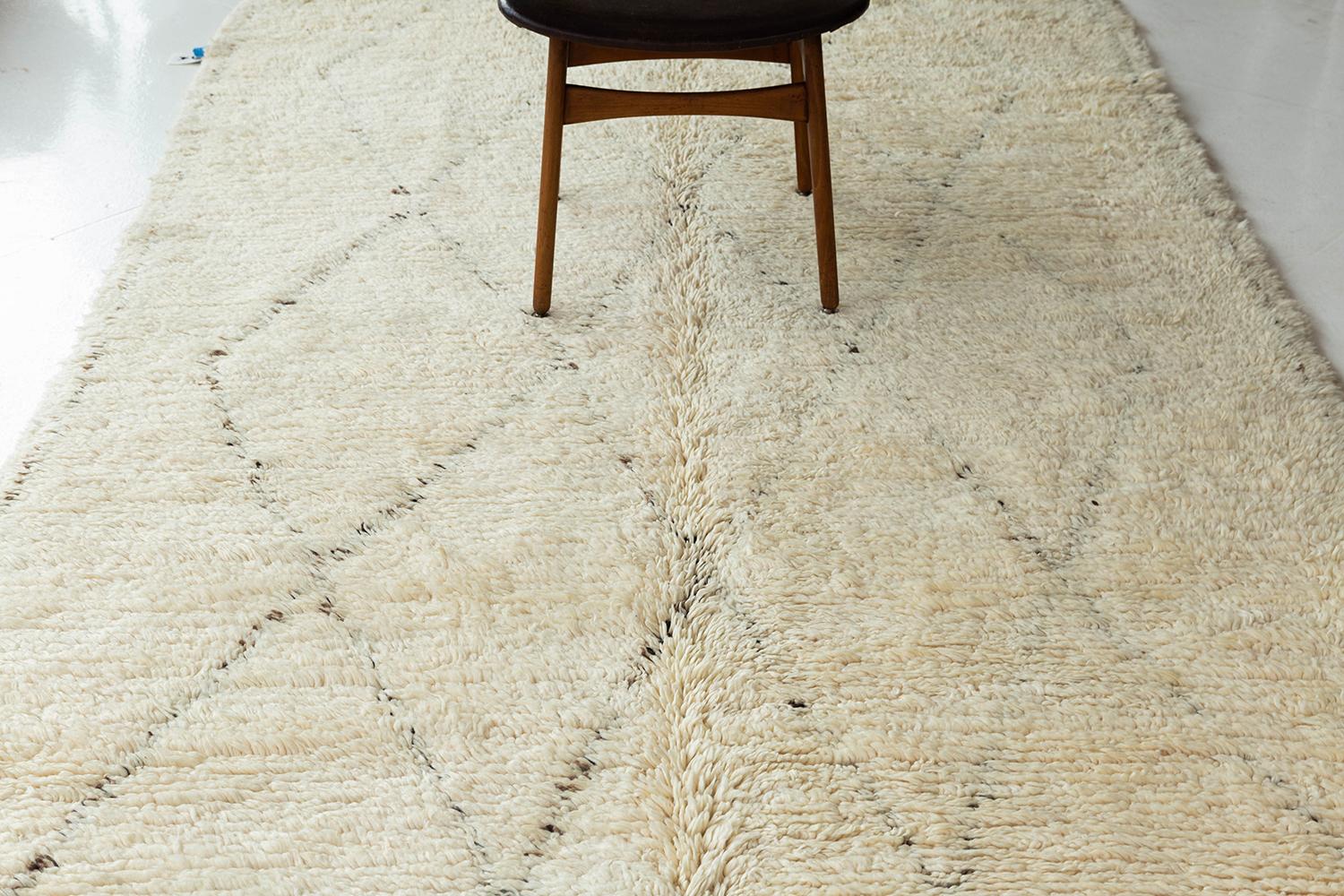 Marokkanischer Beni Ourain-Teppich mit Stammesmotiv (Handgeknüpft) im Angebot