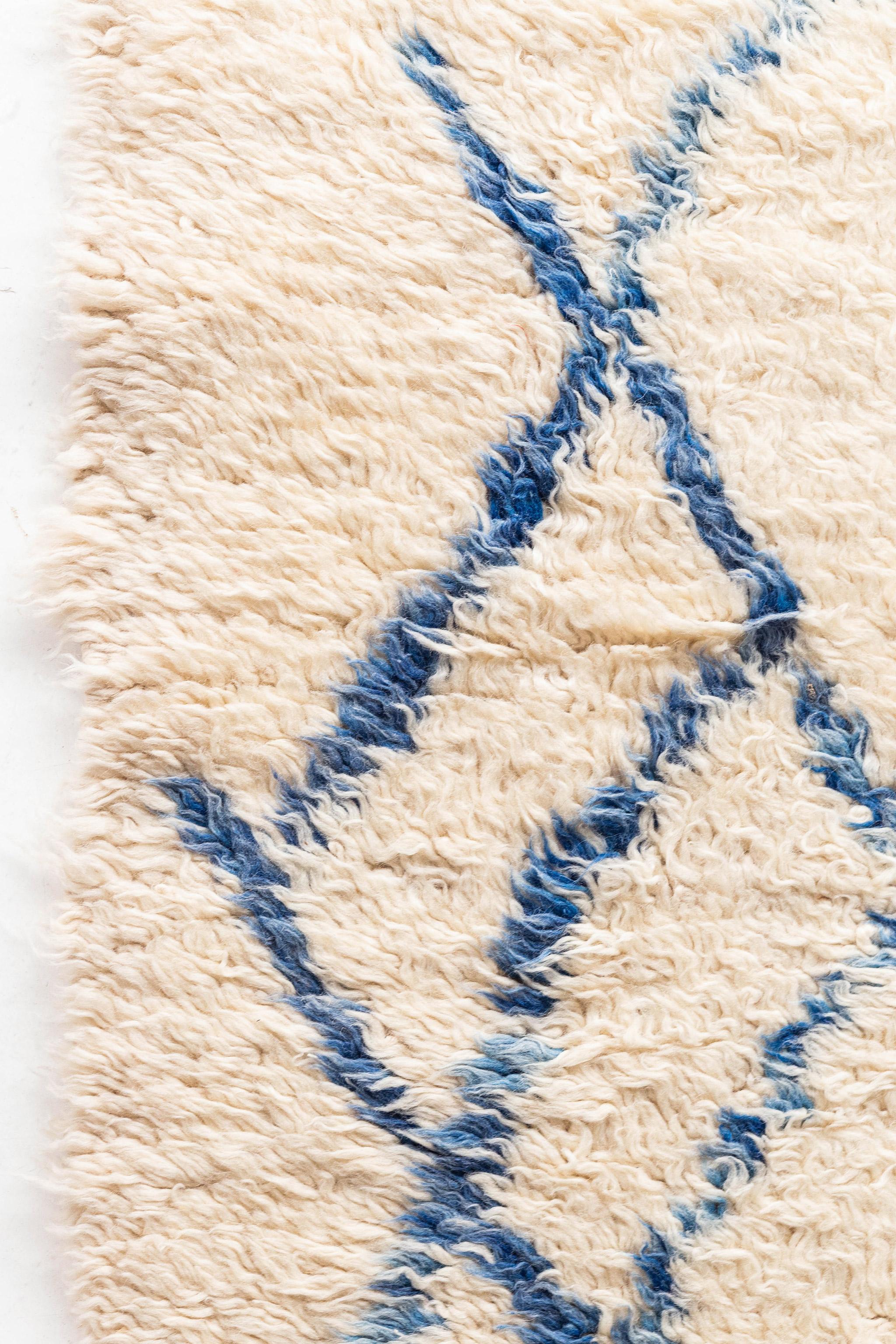Alfombra vintage marroquí de la tribu Beni Ourain mediados del siglo XX en venta