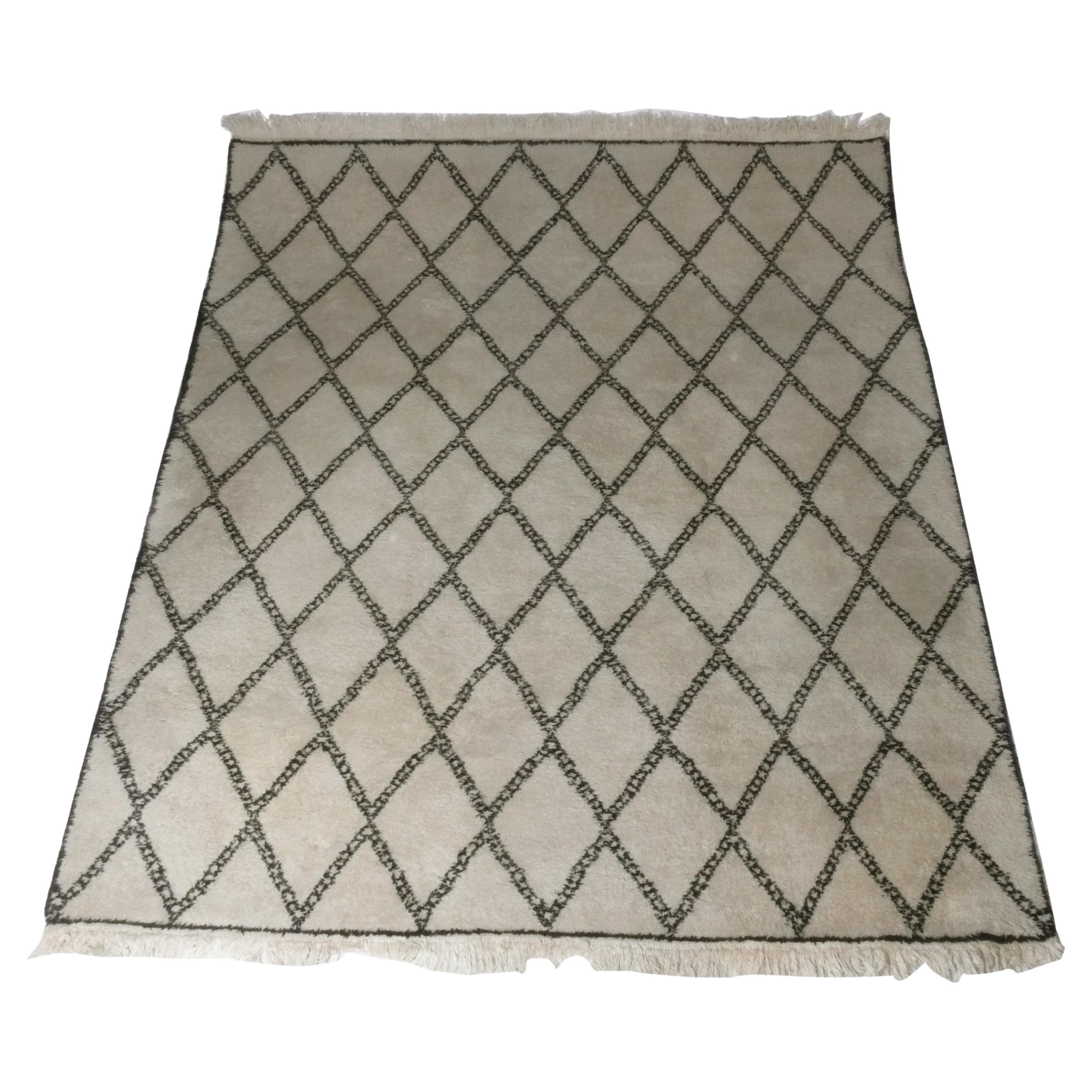 Tappeto marocchino d
epoca in lana Beni Ourain 123" x 102" annodato a mano anni 
70 in vendita