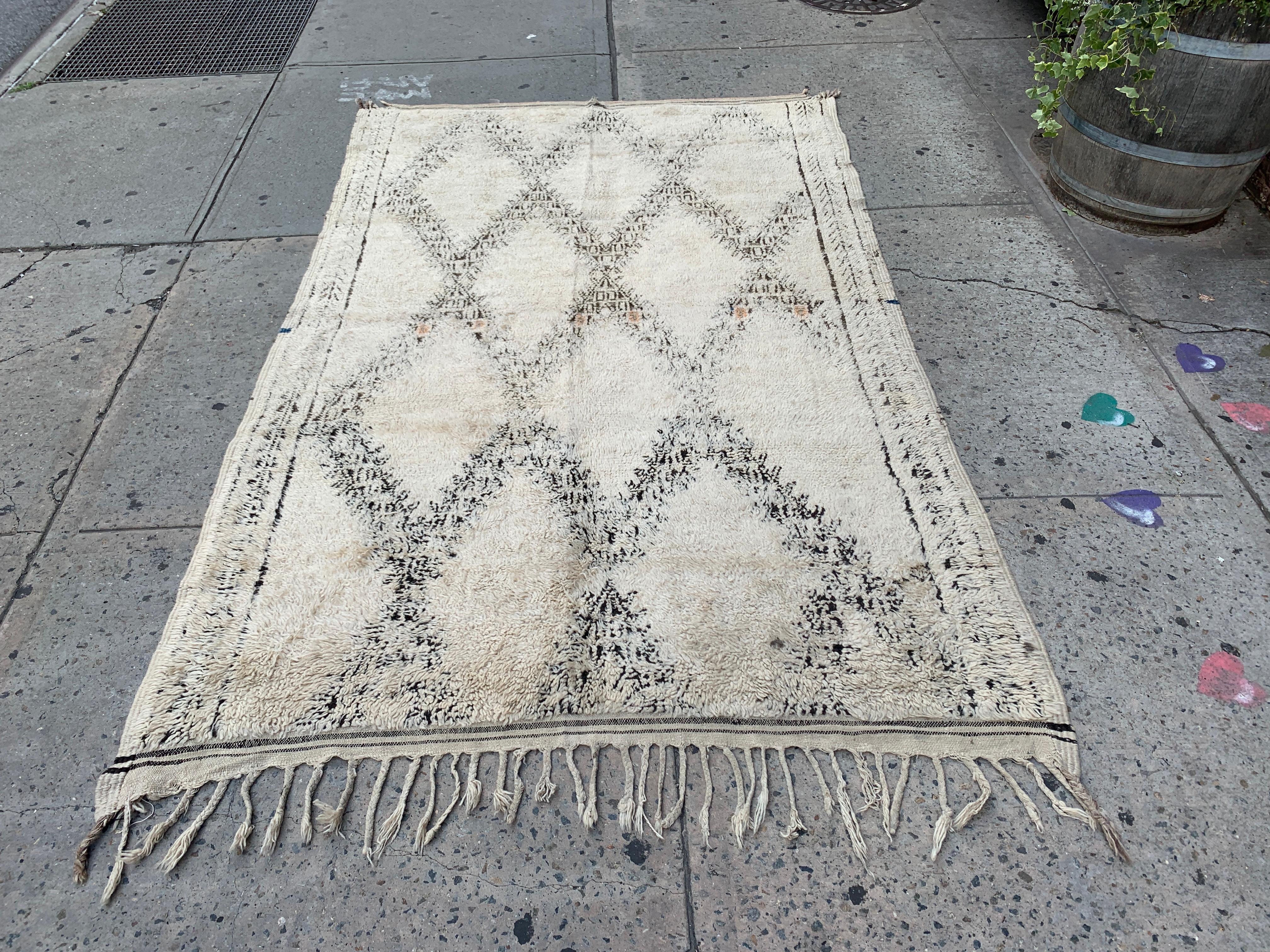 This Vintage handwoven Moroccan Beni rug has a beautiful soft and plush texture. With the rug's diamond pattern this would be a great addition to incorporate graphics in a subtle manner.