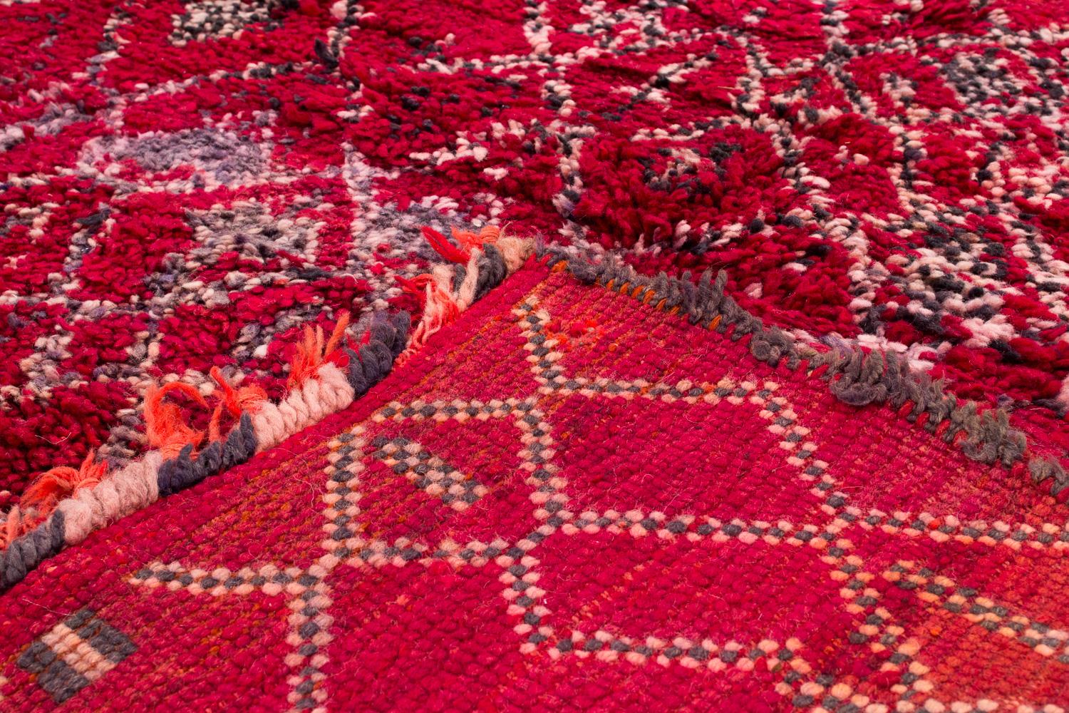 Vintage Coleccionable Auténtica Alfombra de Lana Bereber Marroquí Ait Youssi Roja en venta 1