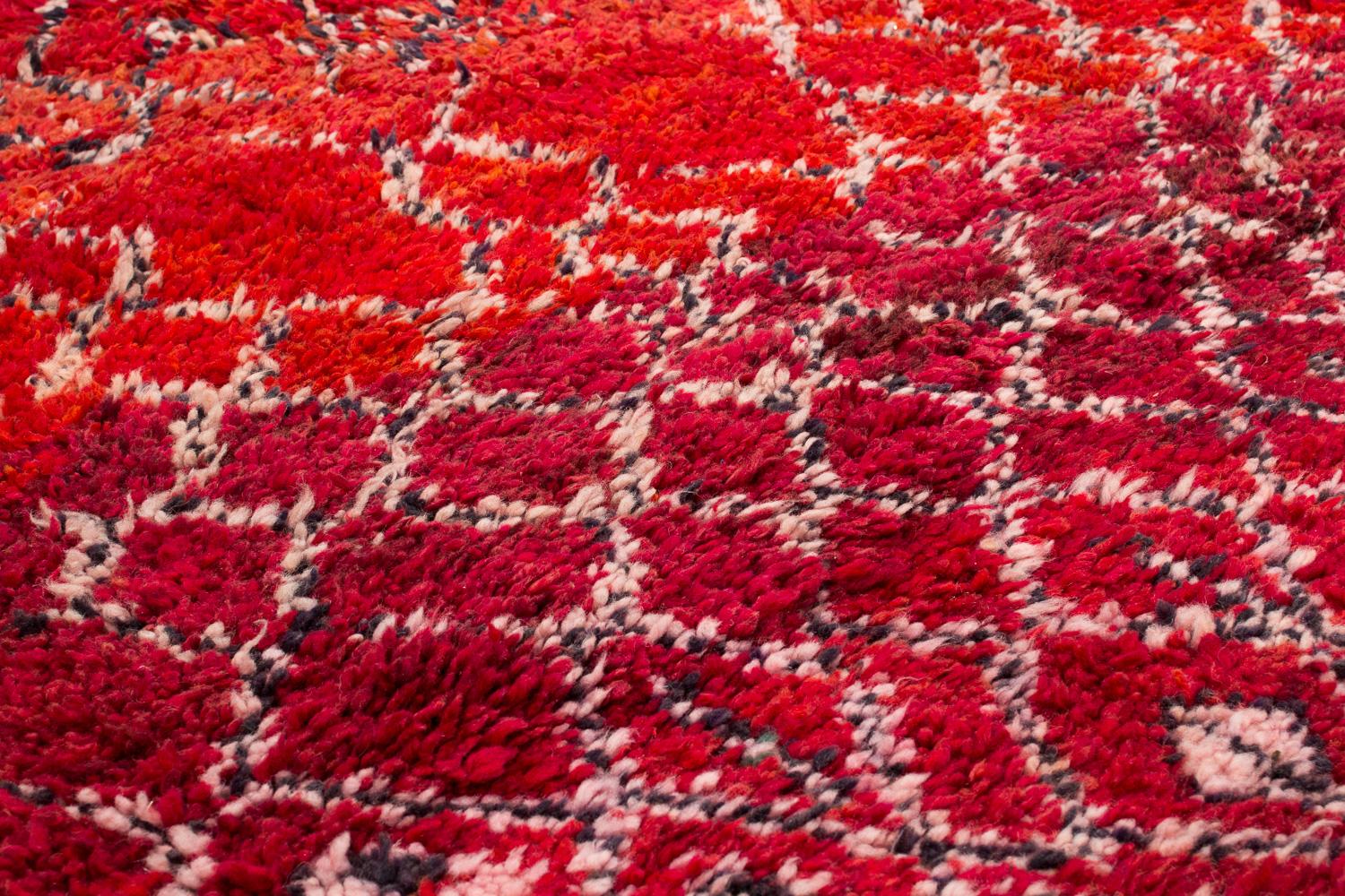 Vintage Coleccionable Auténtica Alfombra de Lana Bereber Marroquí Ait Youssi Roja en venta 3