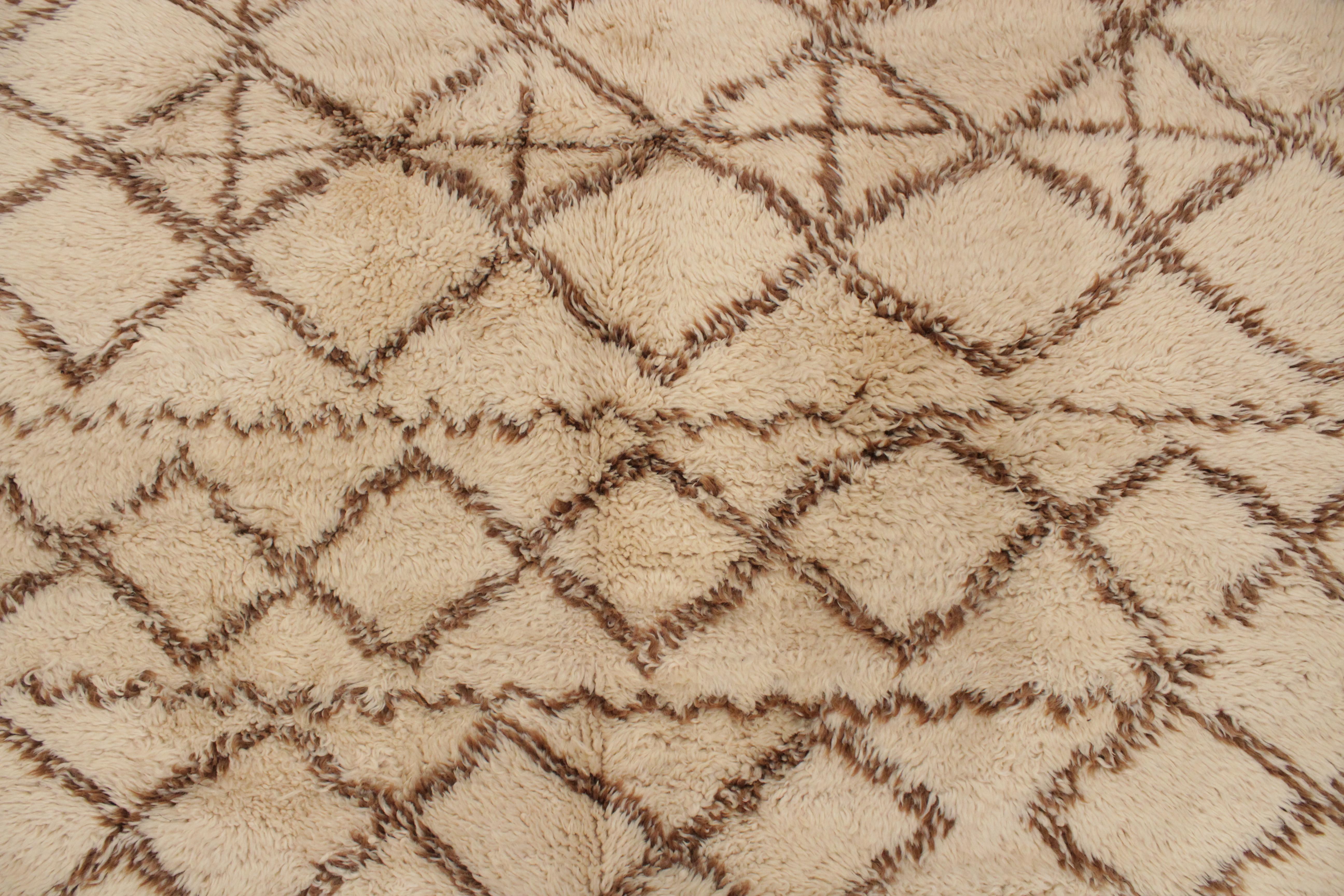Marokkanischer Beni Ouarain-Teppich aus Berber in Weiß/Mocha und seltener Größe, Vintage im Zustand „Gut“ im Angebot in Milan, IT