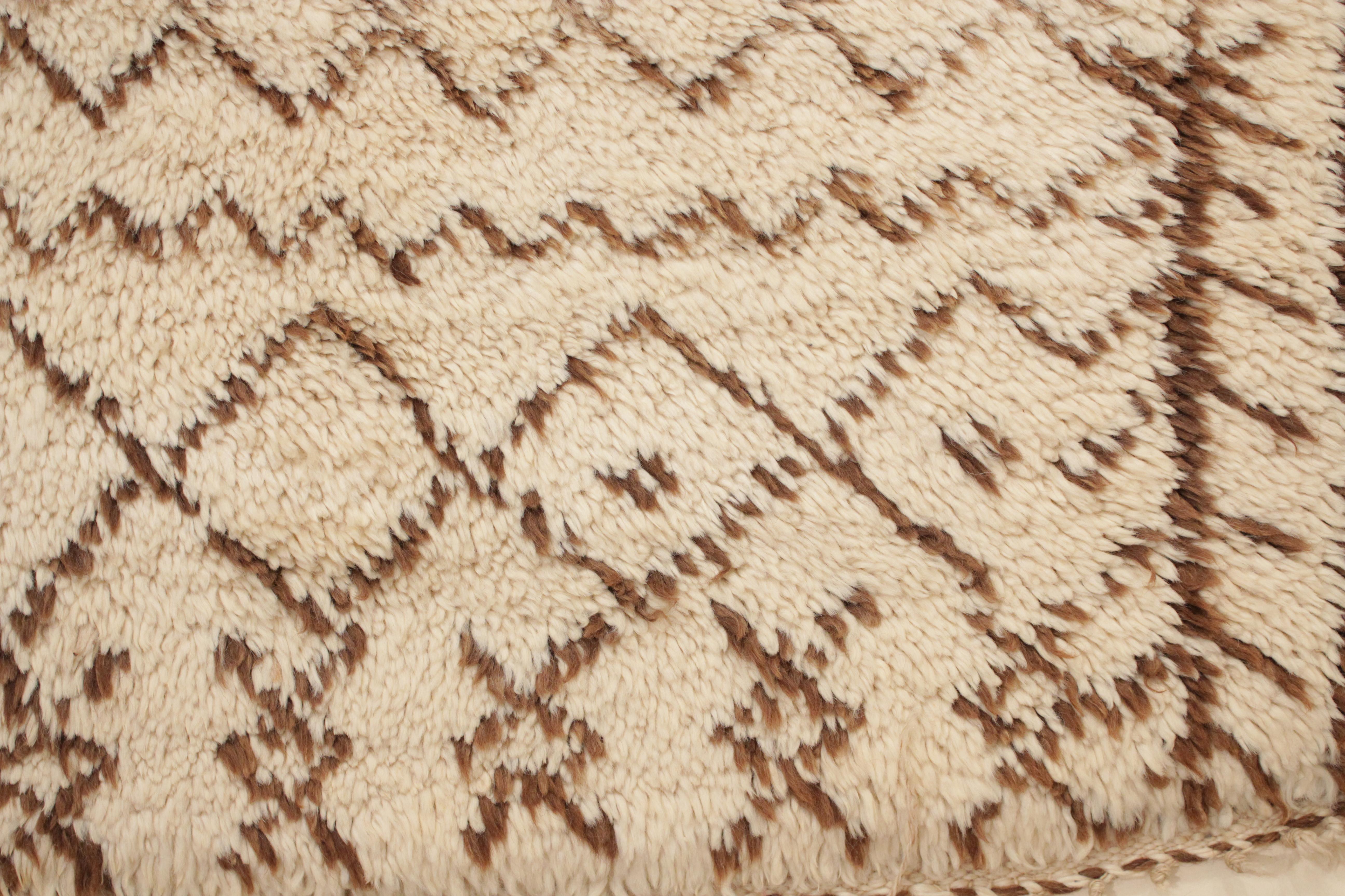 Marokkanischer Beni Ouarain-Teppich aus Berber in Weiß/Mocha und seltener Größe, Vintage (Wolle) im Angebot