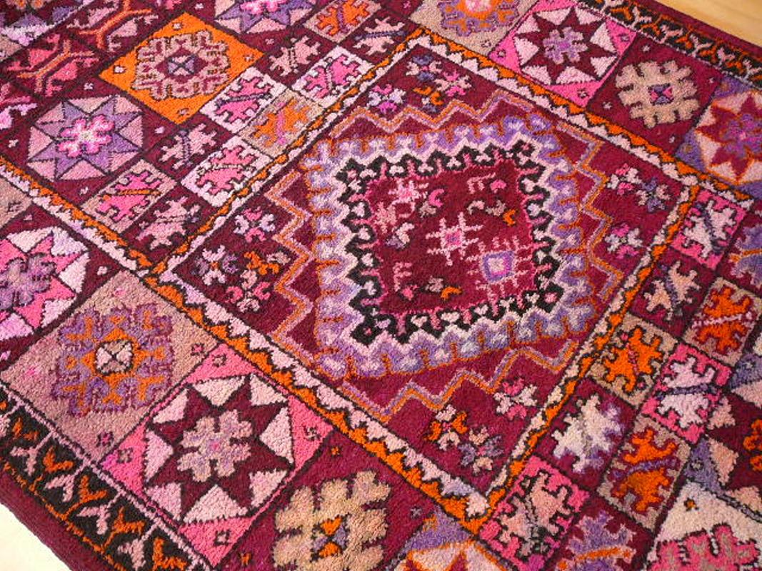 Vintage Moroccan Berber Carpet - Lilac, Pink and Orange North African rug In Good Condition In Lohr, Bavaria, DE