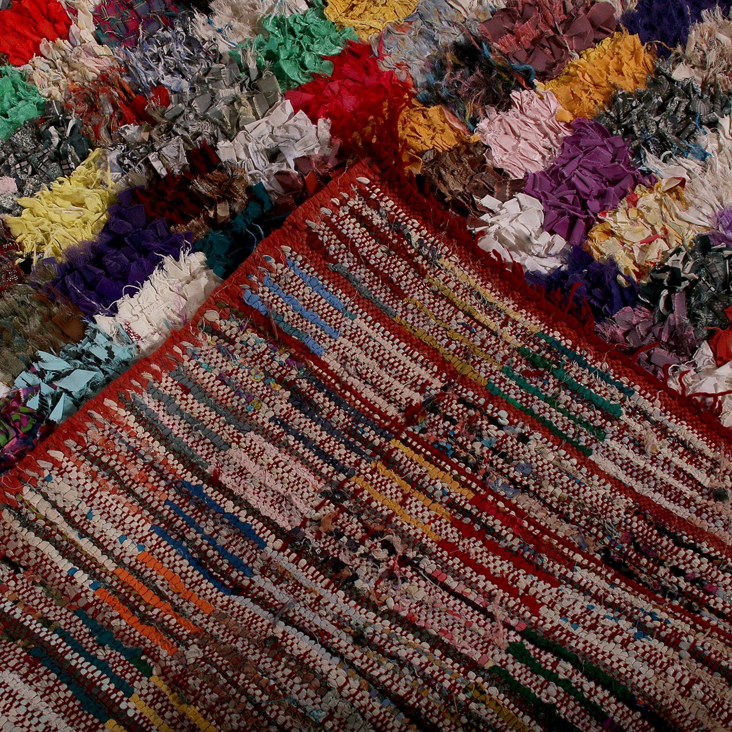 Marocain Tapis berbère marocain vintage géométrique en tissu de laine multicolore de Rug & Kilim en vente