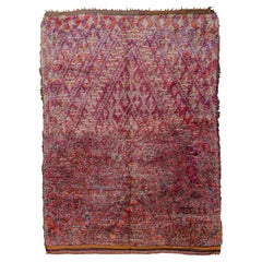 Tapis berbère Guigou marocain vintage avec chevrons curated by Breuckelen Berber