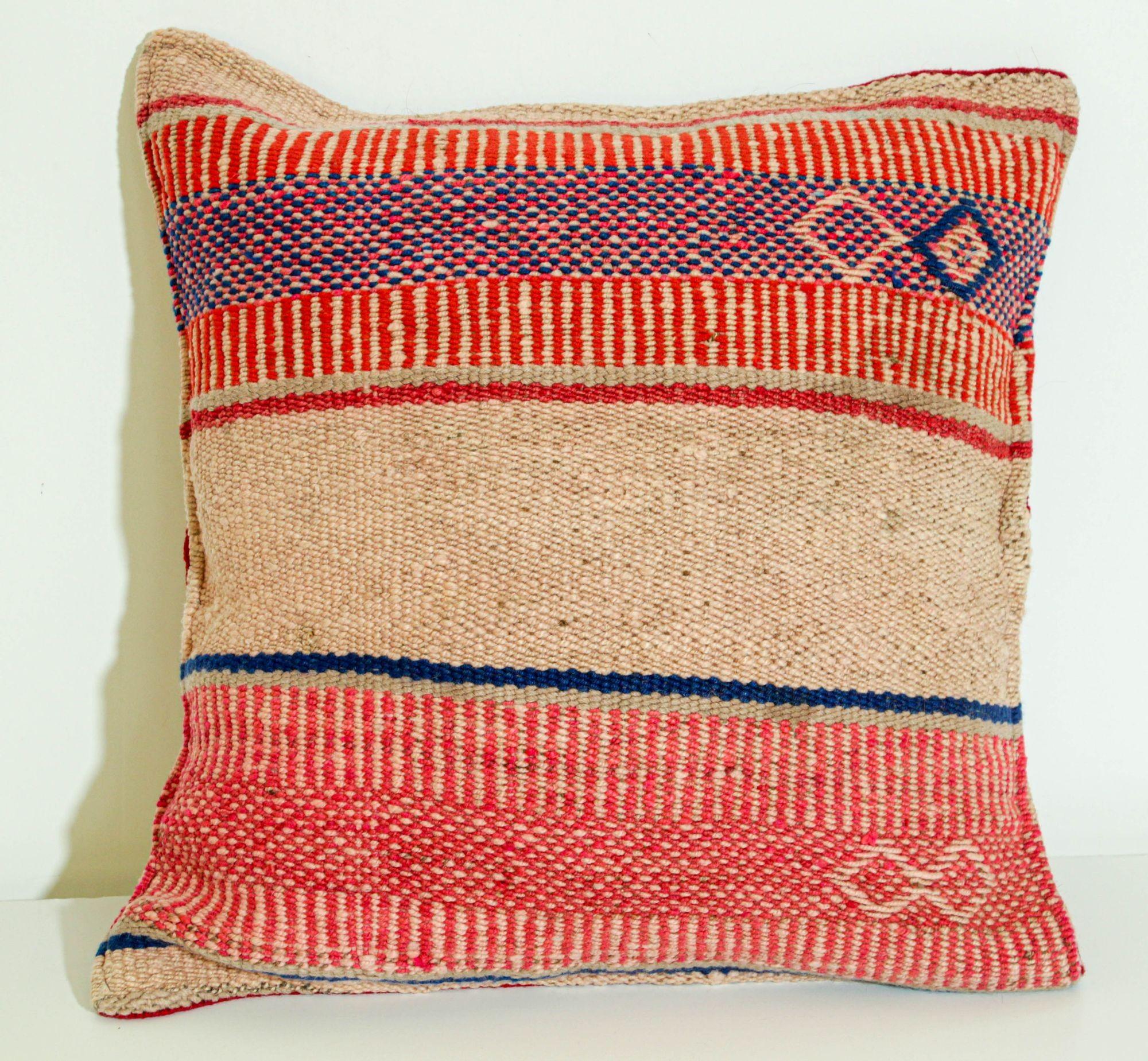 Eleva tu espacio con este exquisito cojín lumbar decorativo marroquí, tejido a mano a partir de una alfombra Kilim vintage.
Elaborado por hábiles artesanos bereberes en las montañas del Atlas de Marruecos, este cojín único en su especie muestra la
