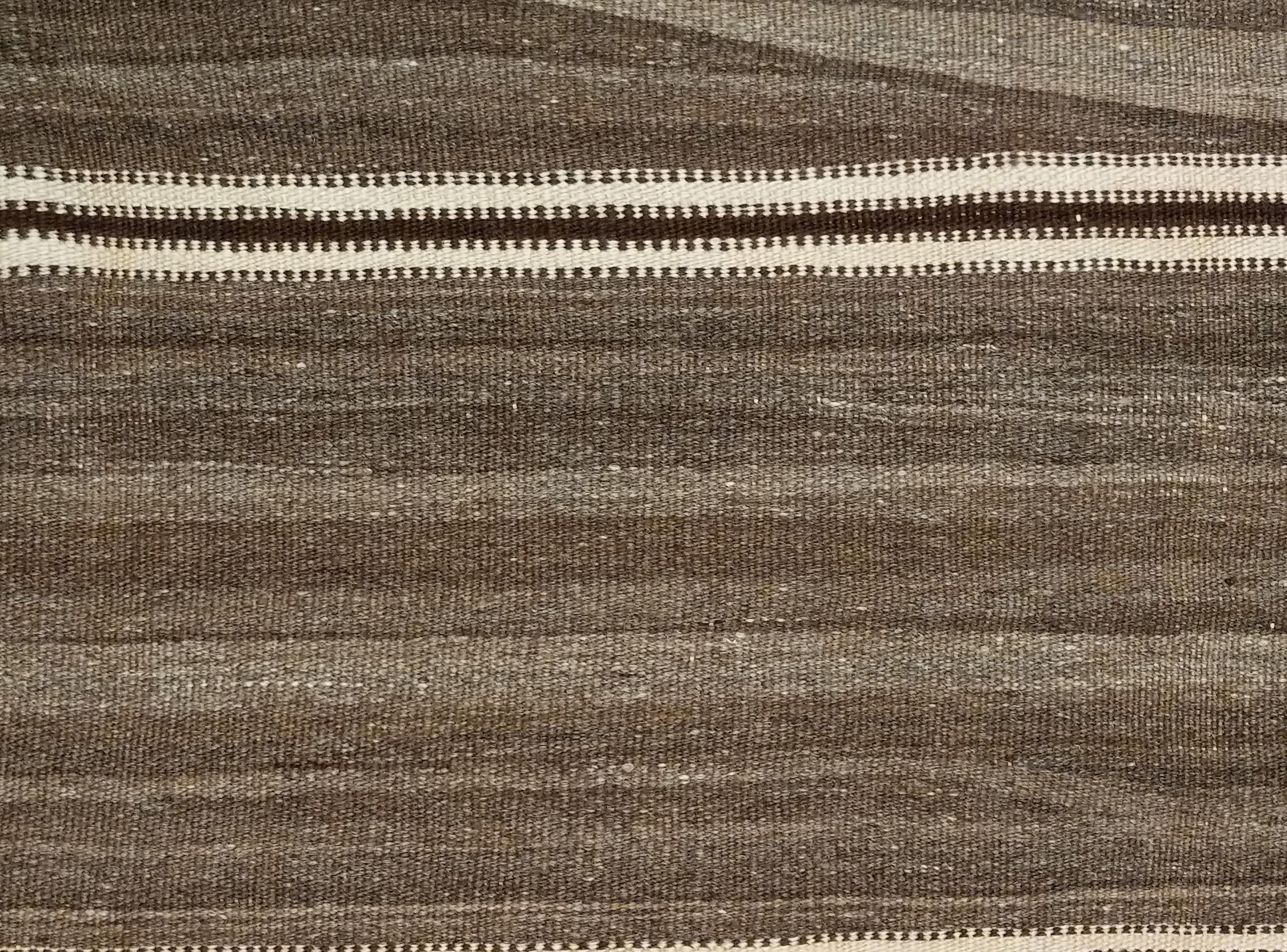 Marokkanischer Vintage-Kelim-Teppich aus Berber mit natürlicher, unbefärbter Wolle im Angebot 7