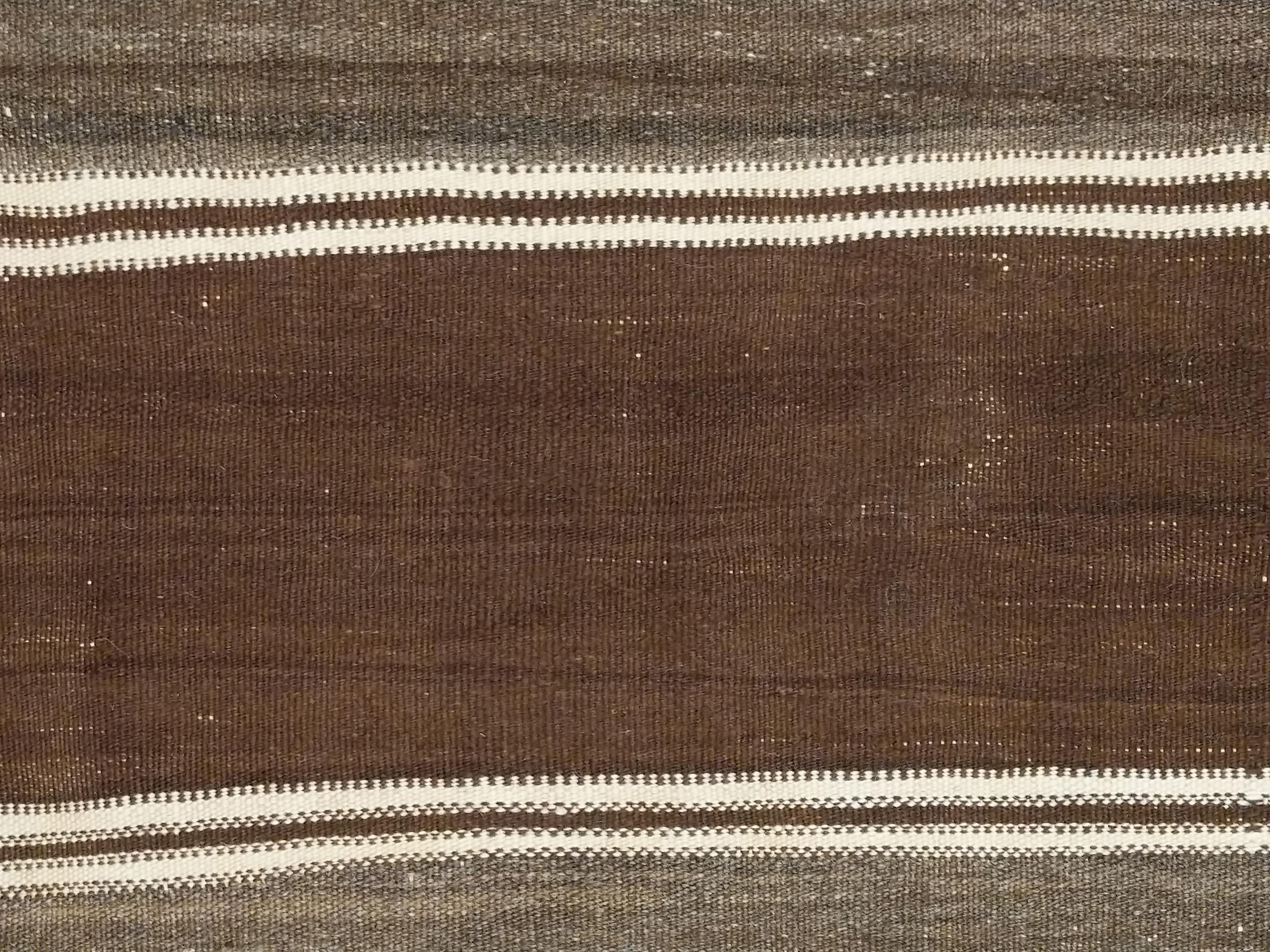 Marokkanischer Vintage-Kelim-Teppich aus Berber mit natürlicher, unbefärbter Wolle im Angebot 8