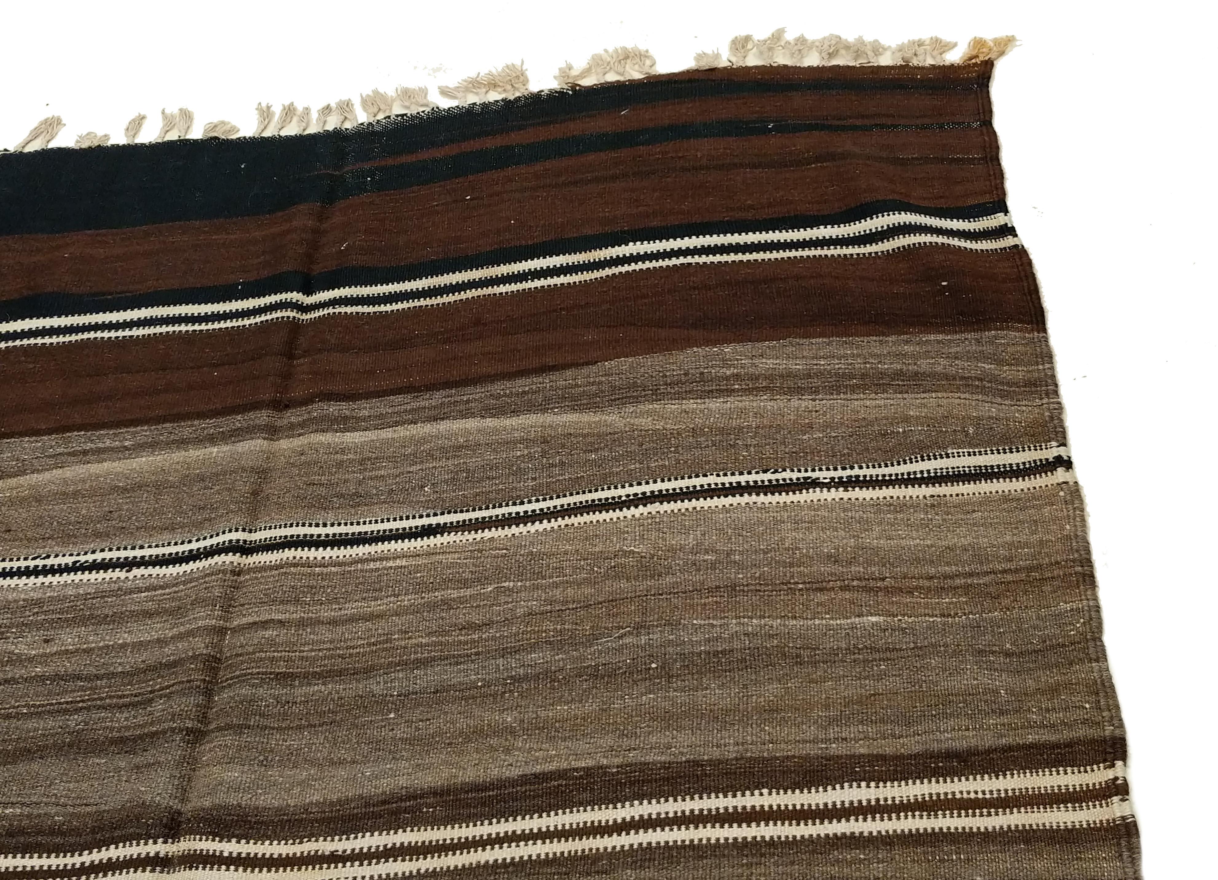 Marokkanischer Vintage-Kelim-Teppich aus Berber mit natürlicher, unbefärbter Wolle im Angebot 10