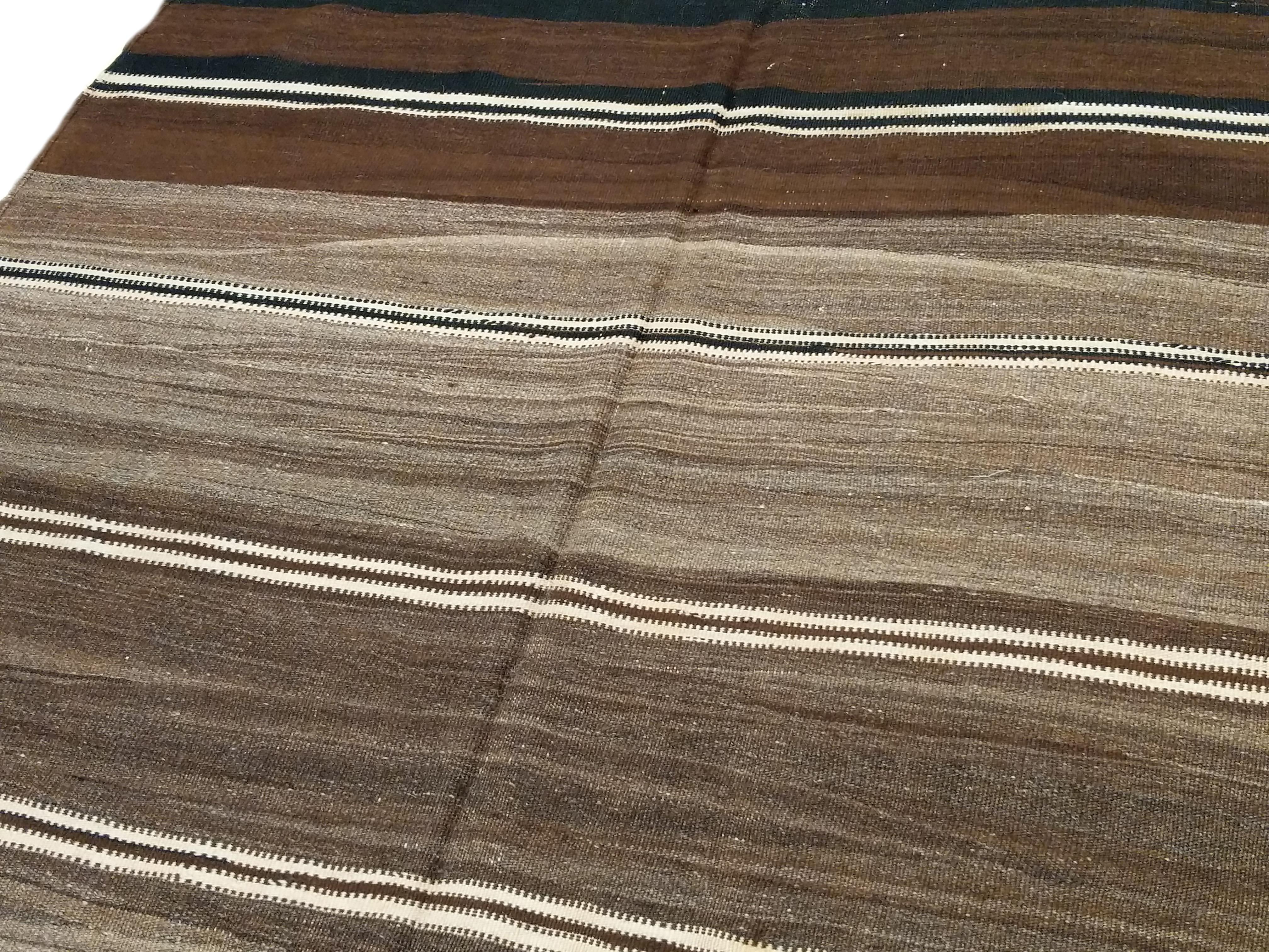 Marokkanischer Vintage-Kelim-Teppich aus Berber mit natürlicher, unbefärbter Wolle im Angebot 12