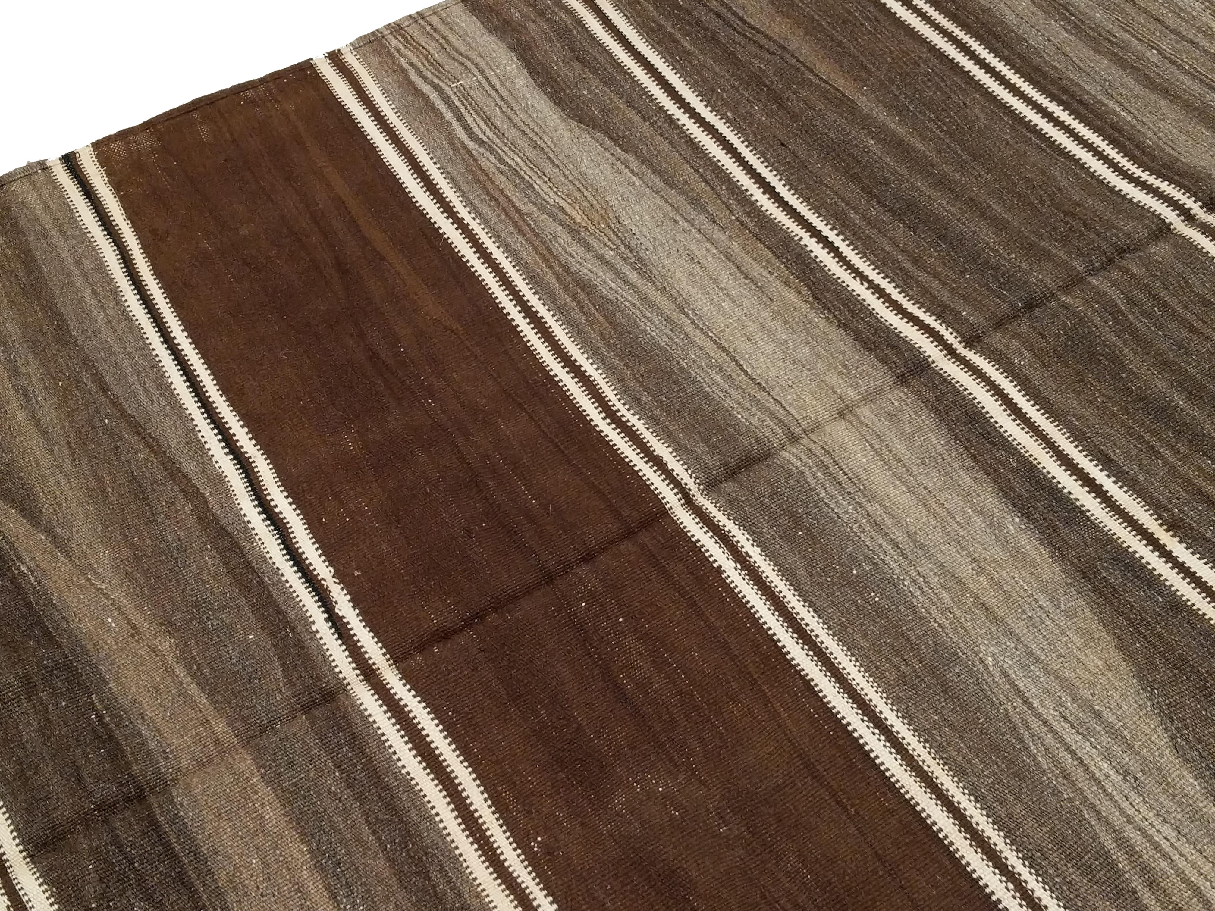 Vintage Moroccan Berber Kilim Rug & Kilim con lana naturale non colorata in vendita 11