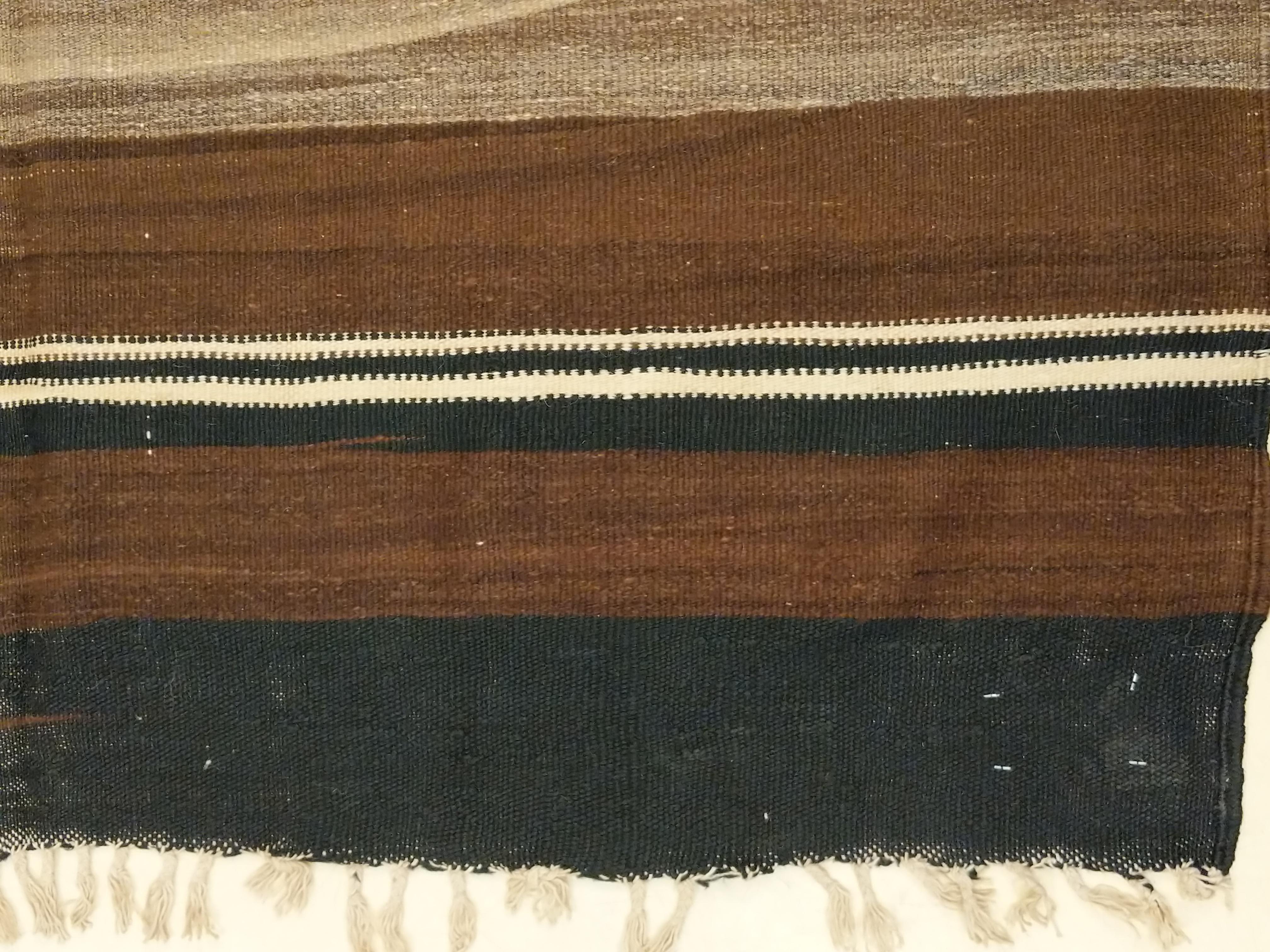 Tessuto a mano Vintage Moroccan Berber Kilim Rug & Kilim con lana naturale non colorata in vendita
