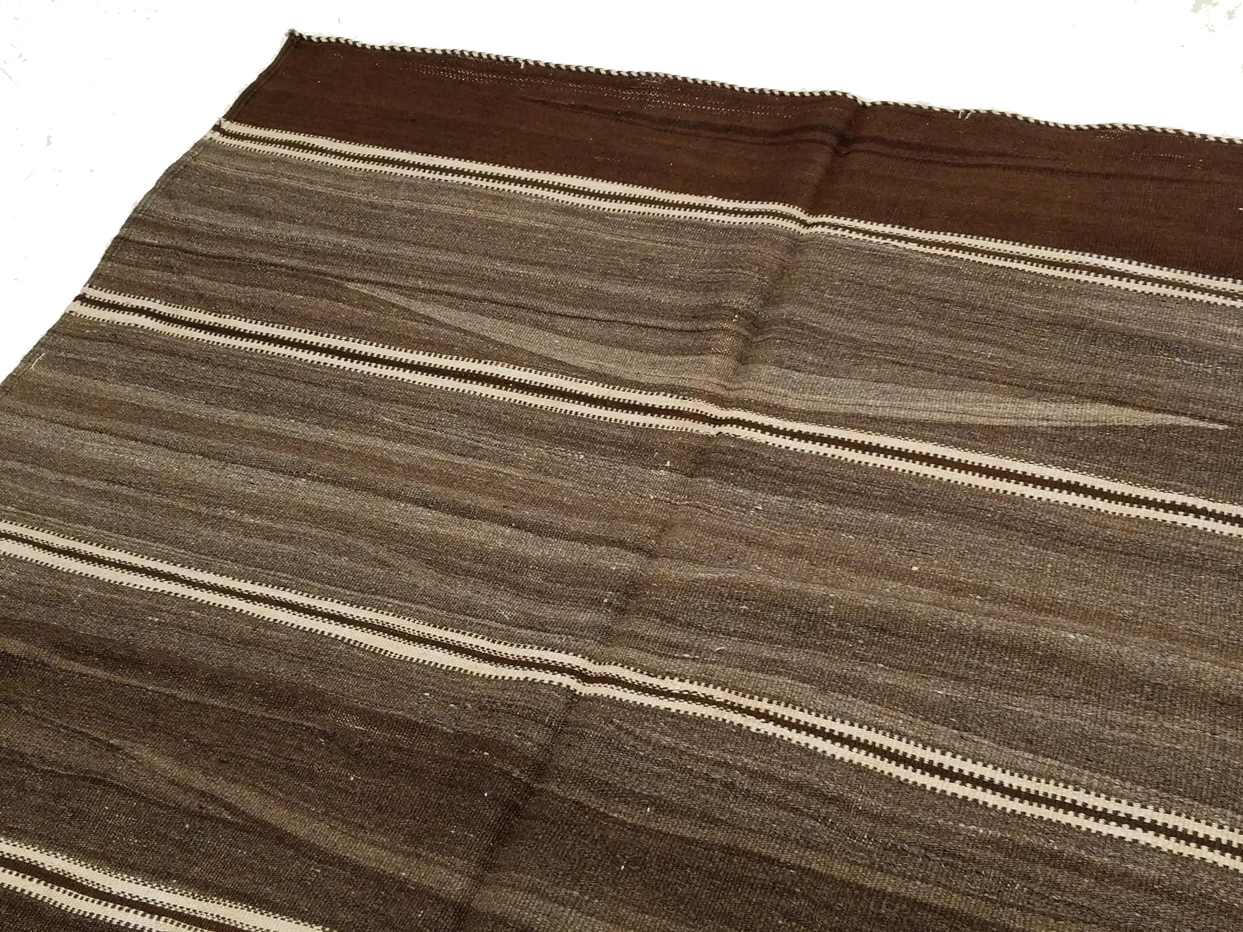 Lana Vintage Moroccan Berber Kilim Rug & Kilim con lana naturale non colorata in vendita