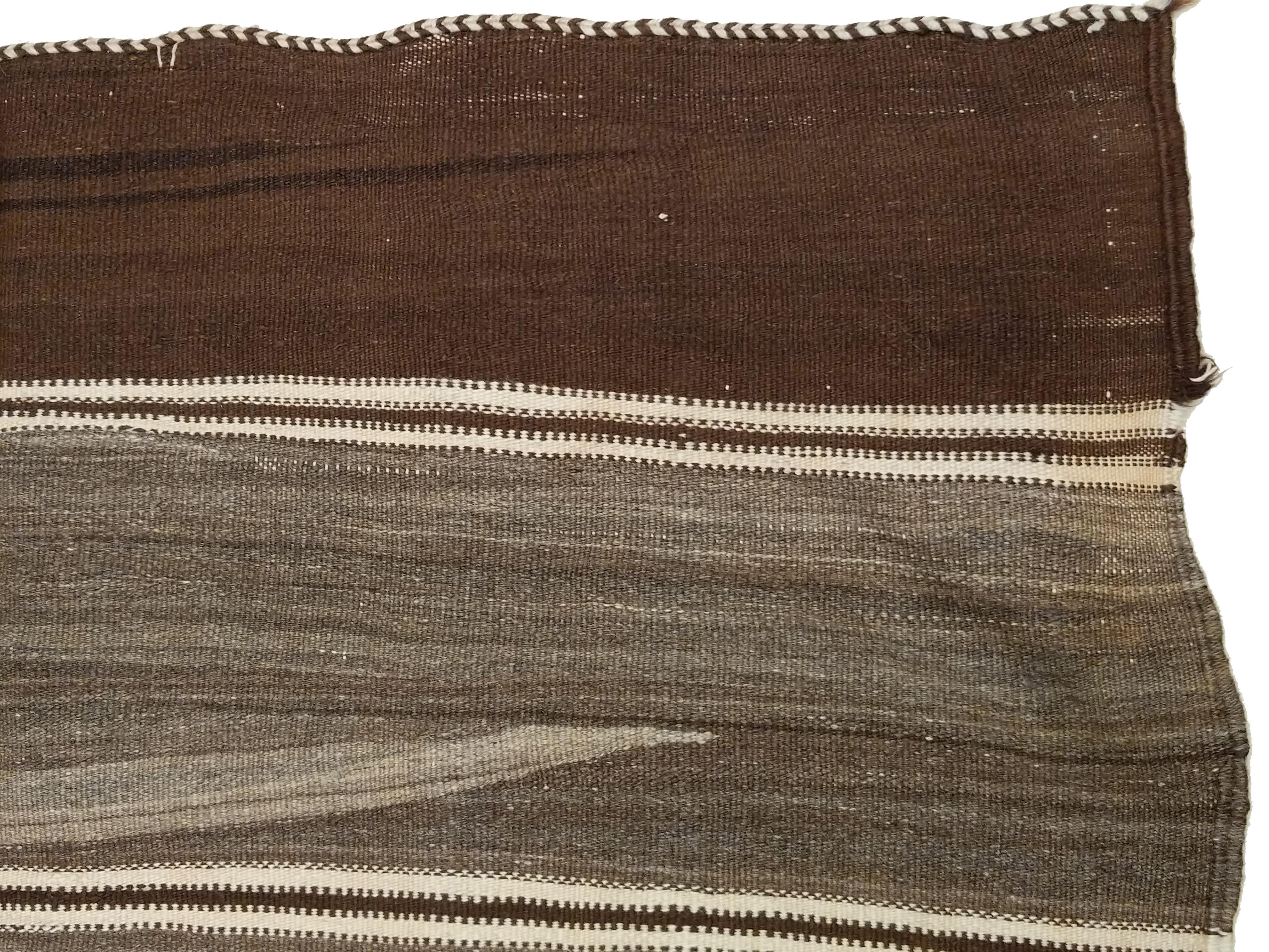 Marokkanischer Vintage-Kelim-Teppich aus Berber mit natürlicher, unbefärbter Wolle im Angebot 4