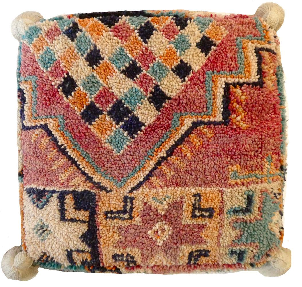 Tutti i nostri pouf sono unici nel loro genere e realizzati con tappeti di lana vintage che riflettono un design unico e uno stile di tessitura delle varie tribù del Marocco.
Questo pouf è stato ricavato da un tappeto astratto della metà del secolo