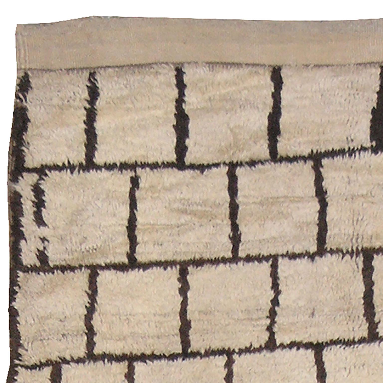 Einzigartiger Berberteppich aus der Mitte des 20. Jahrhunderts mit geometrischem Muster.
Marokko
Maße: 13'1