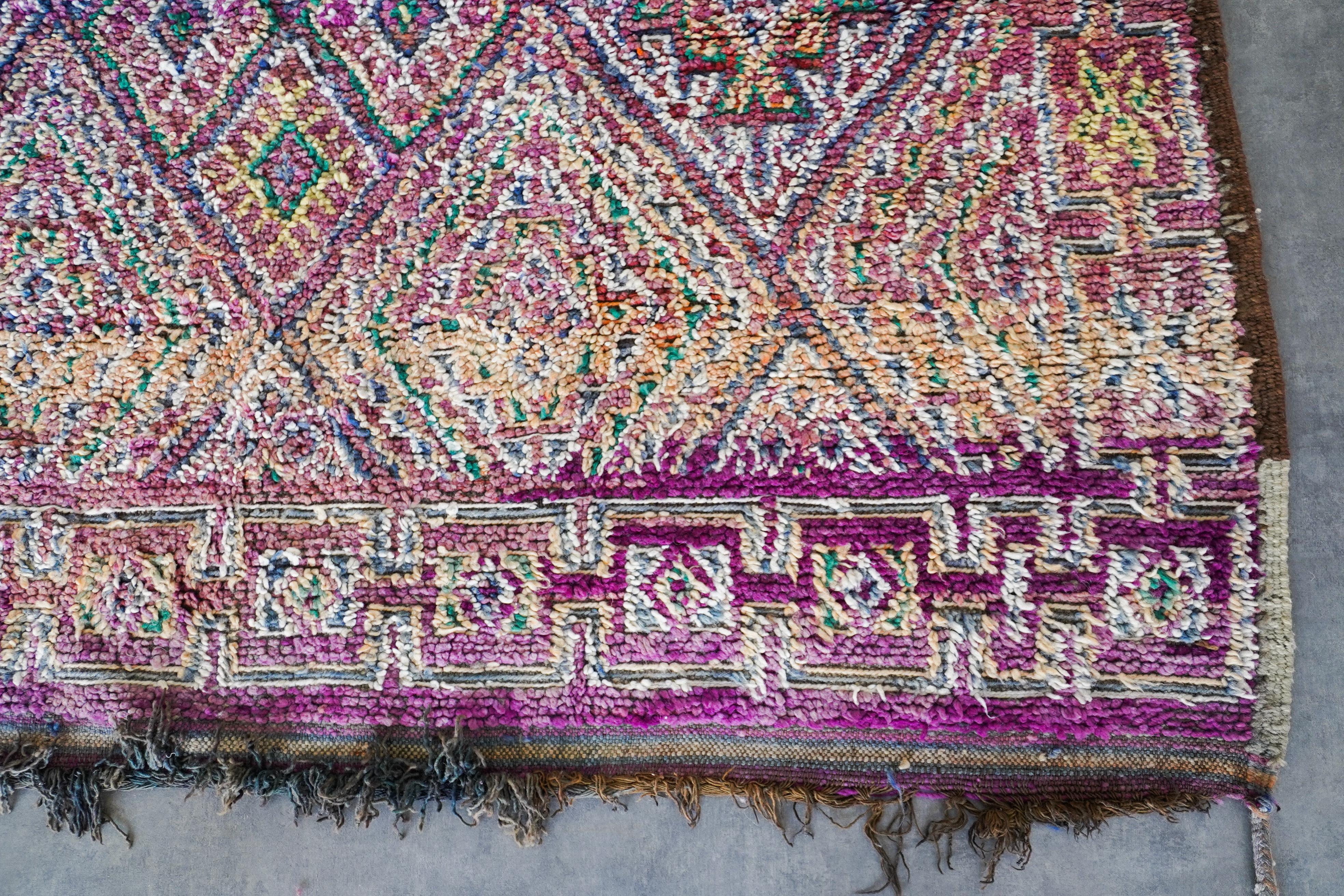 Entdecken Sie das reiche Erbe, das in unseren marokkanischen Vintage-Teppich Purple eingewoben ist. Jeder Berberteppich wird von erfahrenen Kunsthandwerkern mit bewährten Techniken handgefertigt und ist ein einzigartiges Zeugnis der marokkanischen
