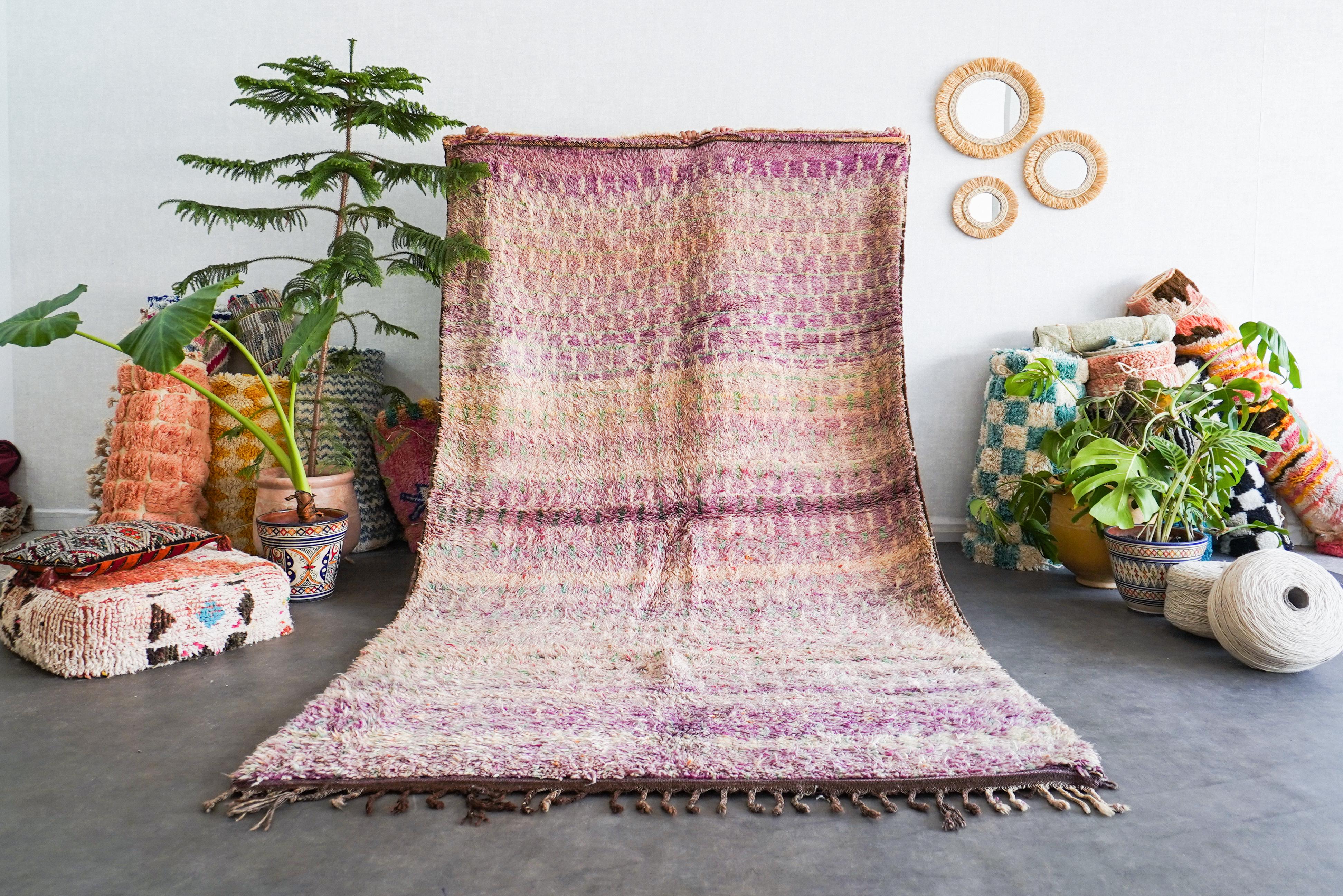 Découvrez le riche héritage tissé dans notre tapis vintage marocain Purple. Fabriqué à la main par des artisans qualifiés selon des techniques éprouvées, chaque tapis berbère est un récit unique qui fait écho à la tapisserie culturelle du Maroc.