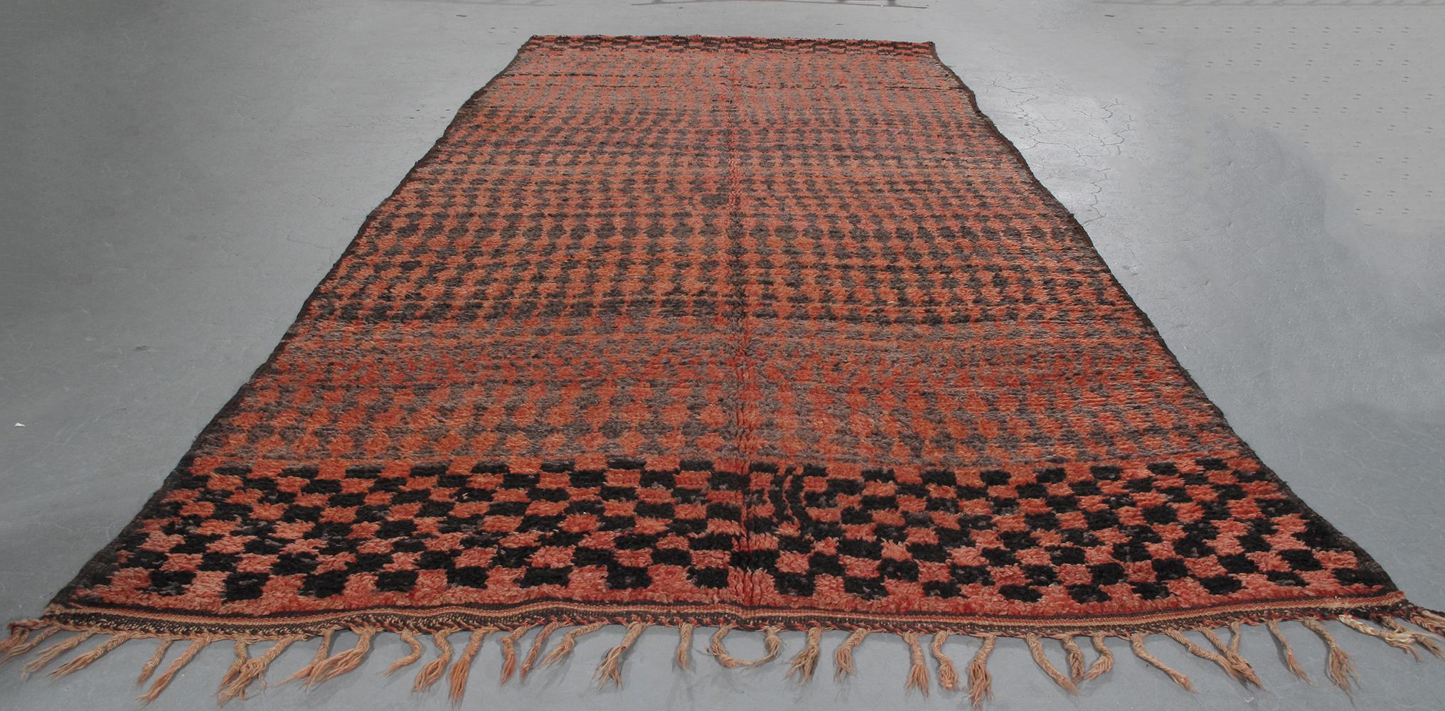 Ce tapis berbère marocain vintage en laine nouée à la main est teint à la main avec des colorants naturels en noir et rouge. Sélectionnée parmi des milliers de pièces, notre Collection S est le reflet des styles les plus uniques de la région des