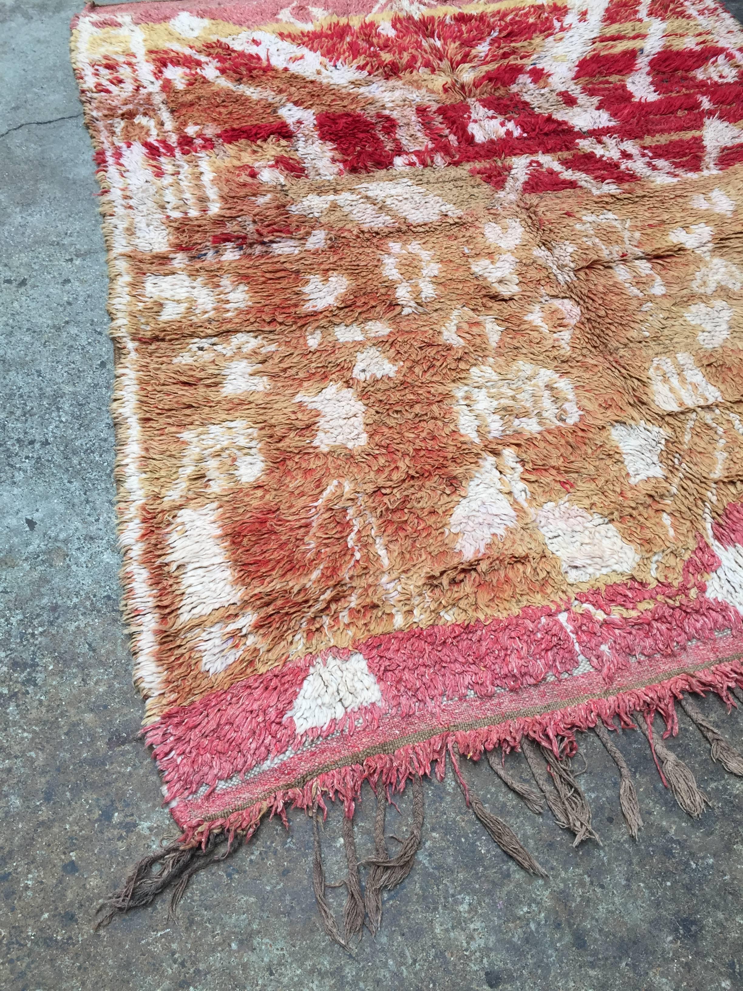 Vintage Moroccan Berber Rug with Abstract Tribal Design In Good Condition In Paris, FR