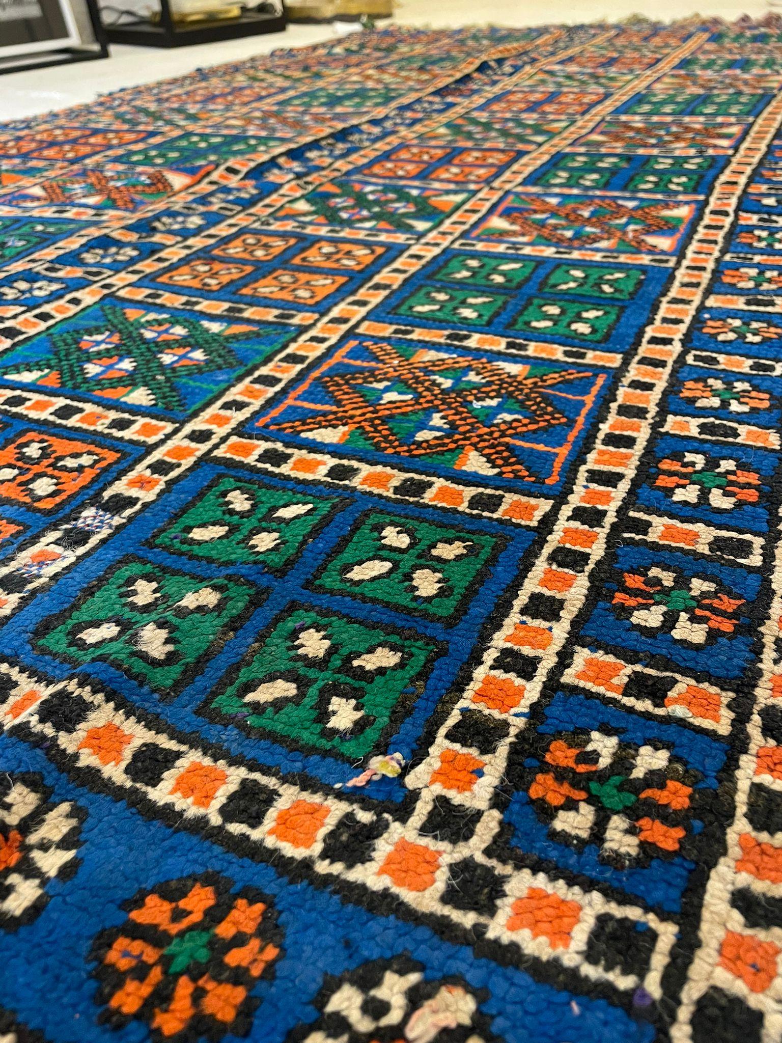 Infuso con un simbolismo tribale senza tempo e colori vivaci, questo tappeto berbero marocchino vintage è un esempio straordinario di arte indigena nordafricana. Tessuto a mano dalle donne berbere della regione del Medio Atlante in Marocco, questo