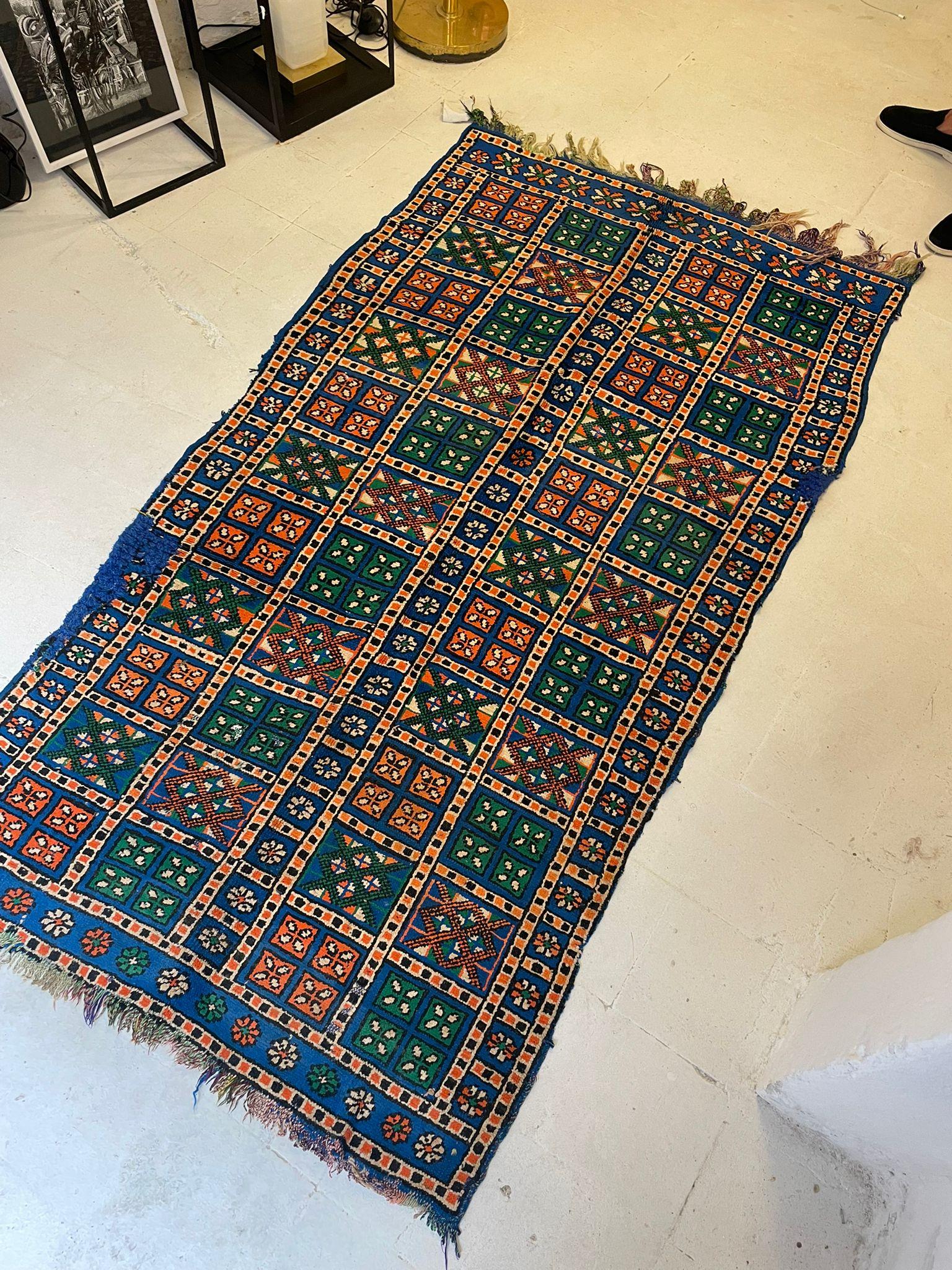 Tessuto a mano Tappeto berbero marocchino vintage con griglia geometrica in blu, verde e arancione in vendita