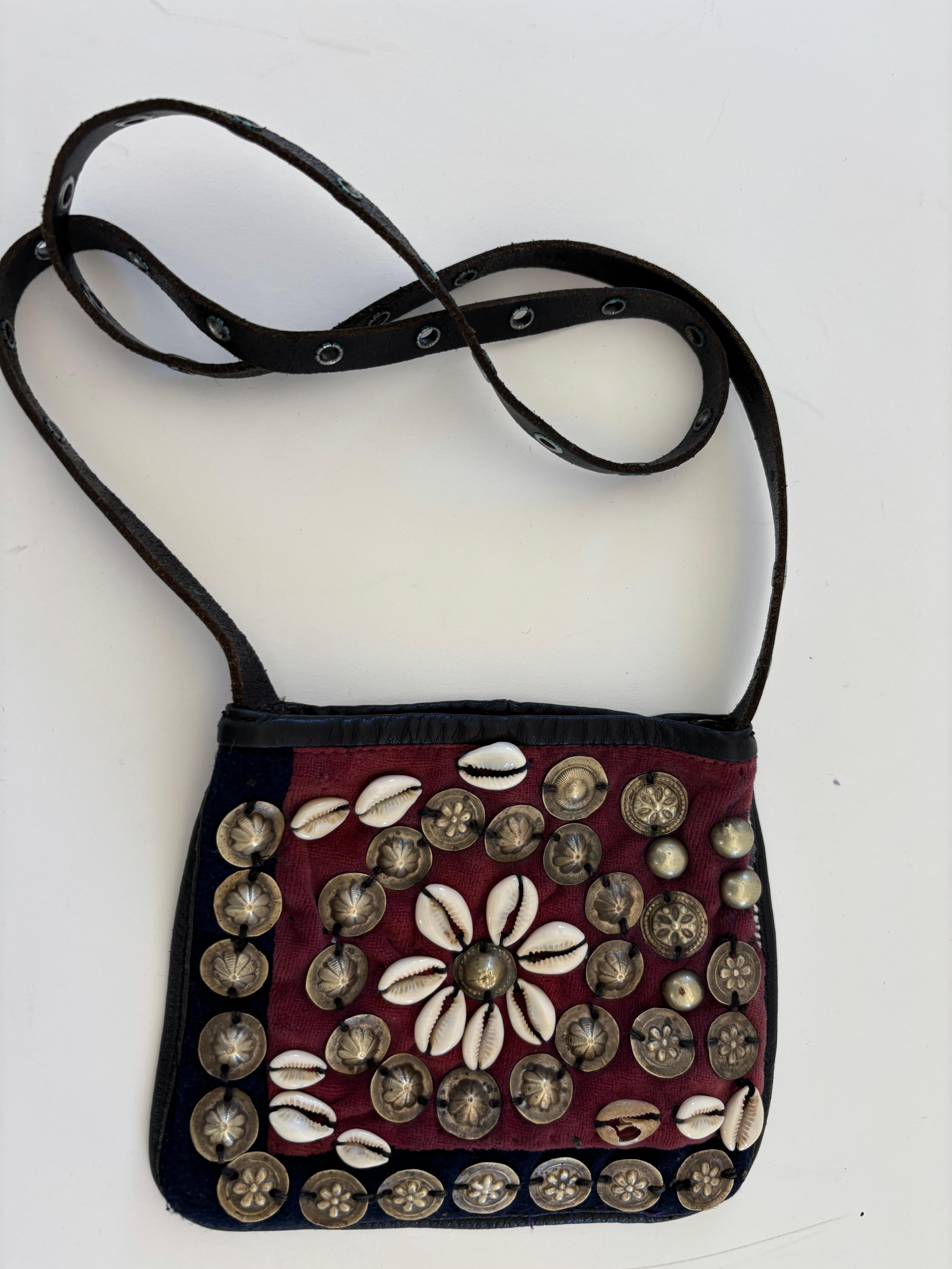 Sac à bandoulière berbère marocain vintage avec conchos en métal et coquillages de cauris en vente 5