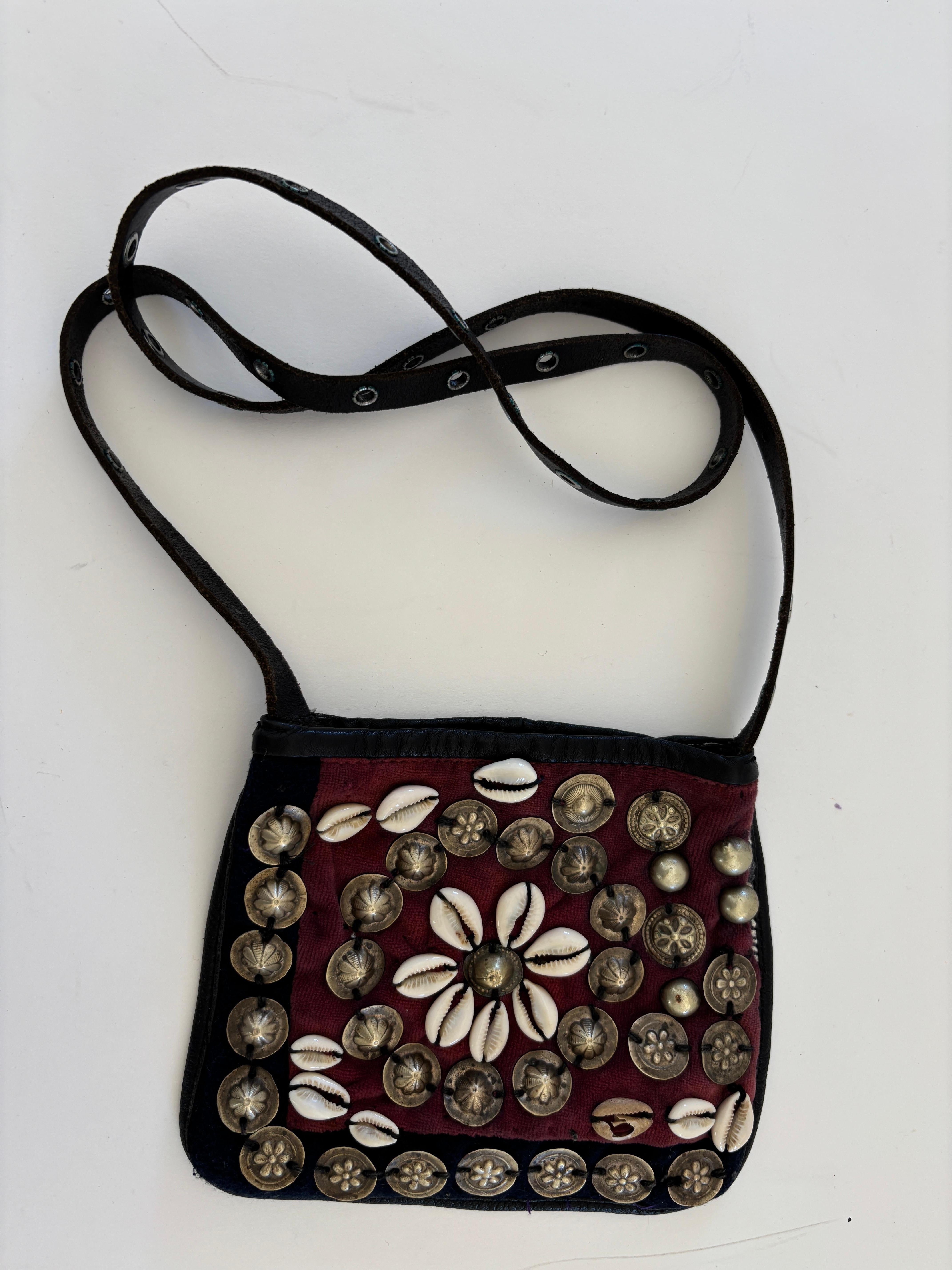 Sac à bandoulière berbère marocain vintage avec conchos en métal et coquillages de cauris Bon état - En vente à North Hollywood, CA