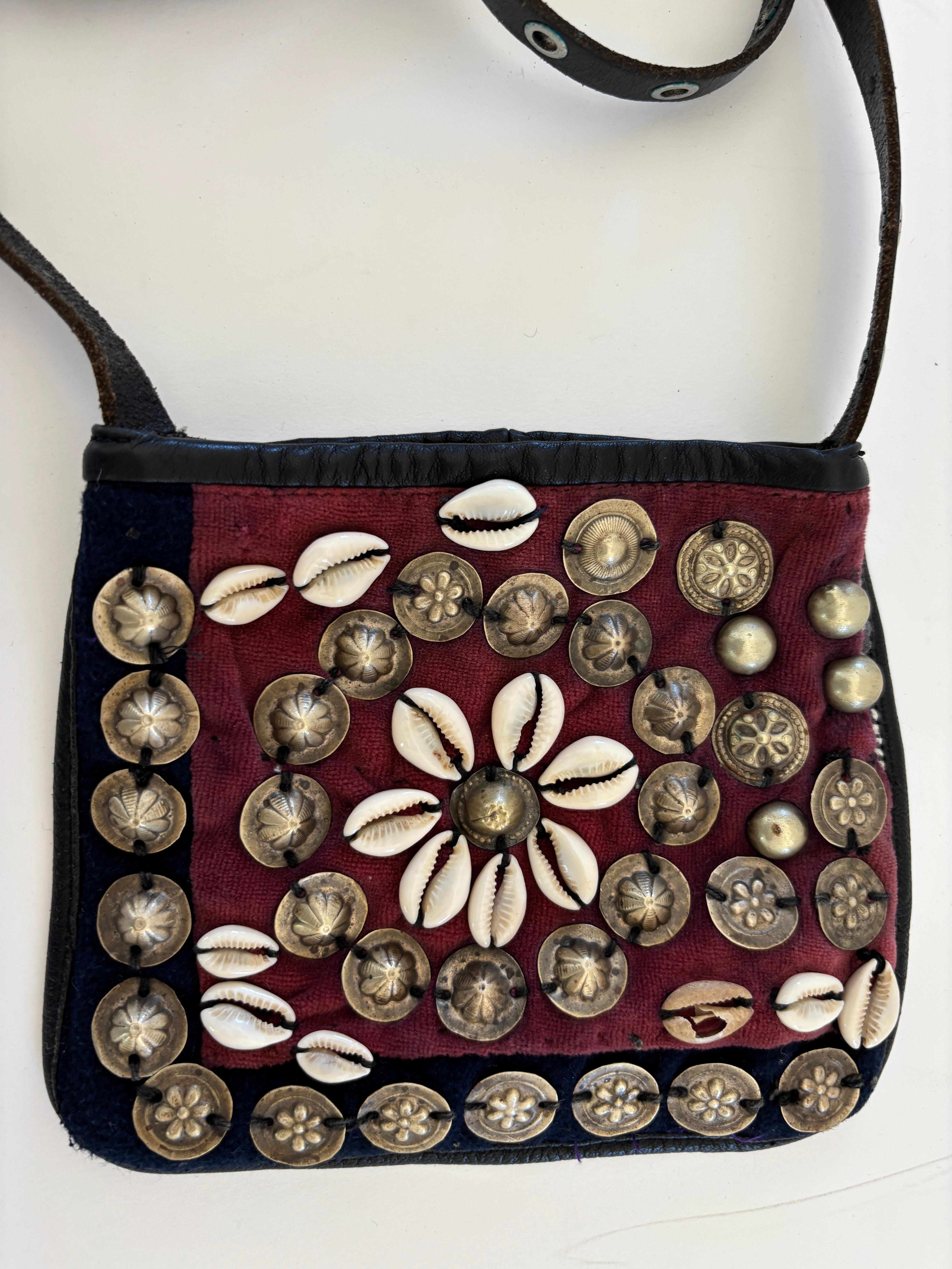 Sac à bandoulière berbère marocain vintage avec conchos en métal et coquillages de cauris Unisexe en vente