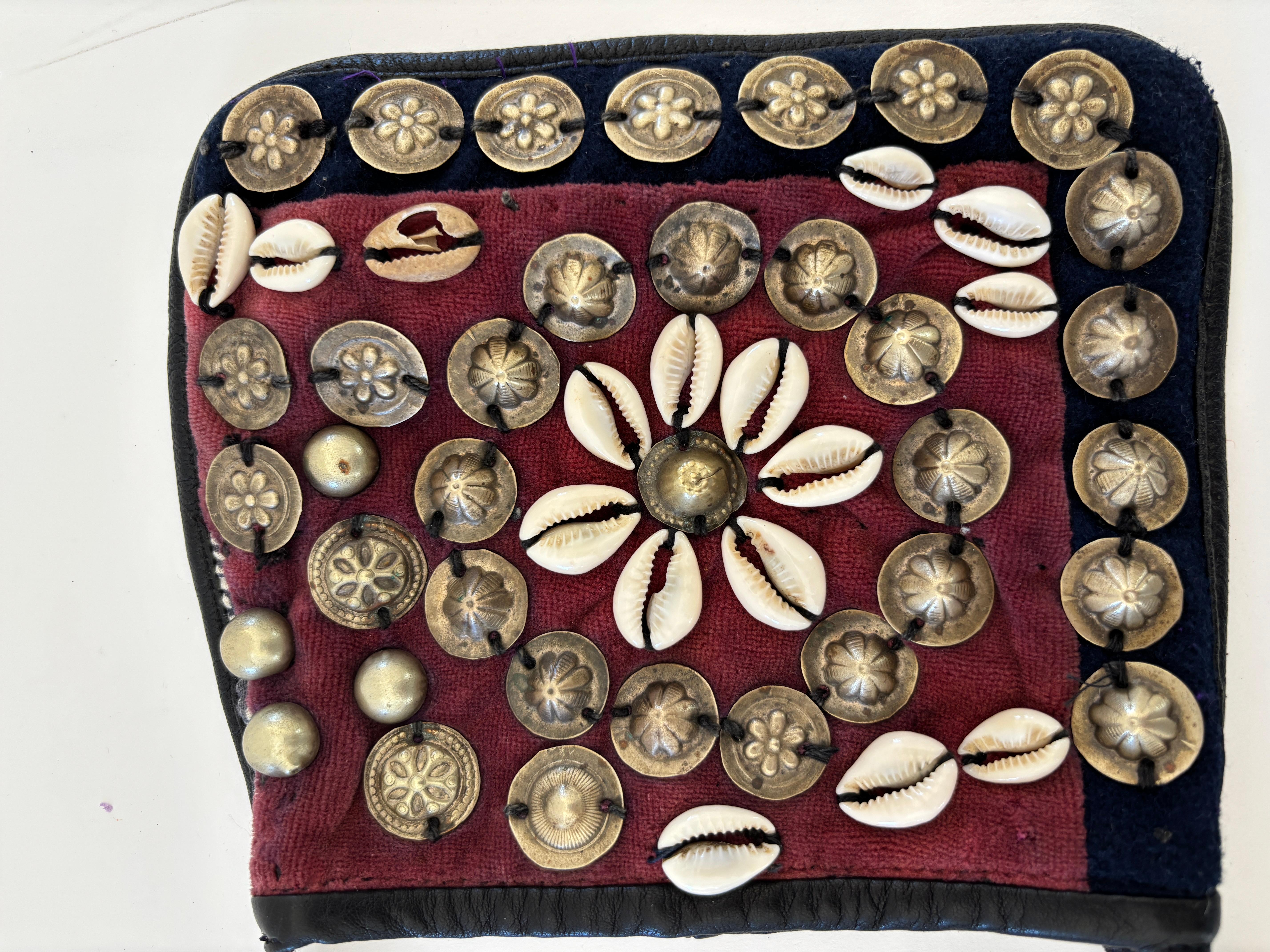 Sac à bandoulière berbère marocain vintage avec conchos en métal et coquillages de cauris en vente 1