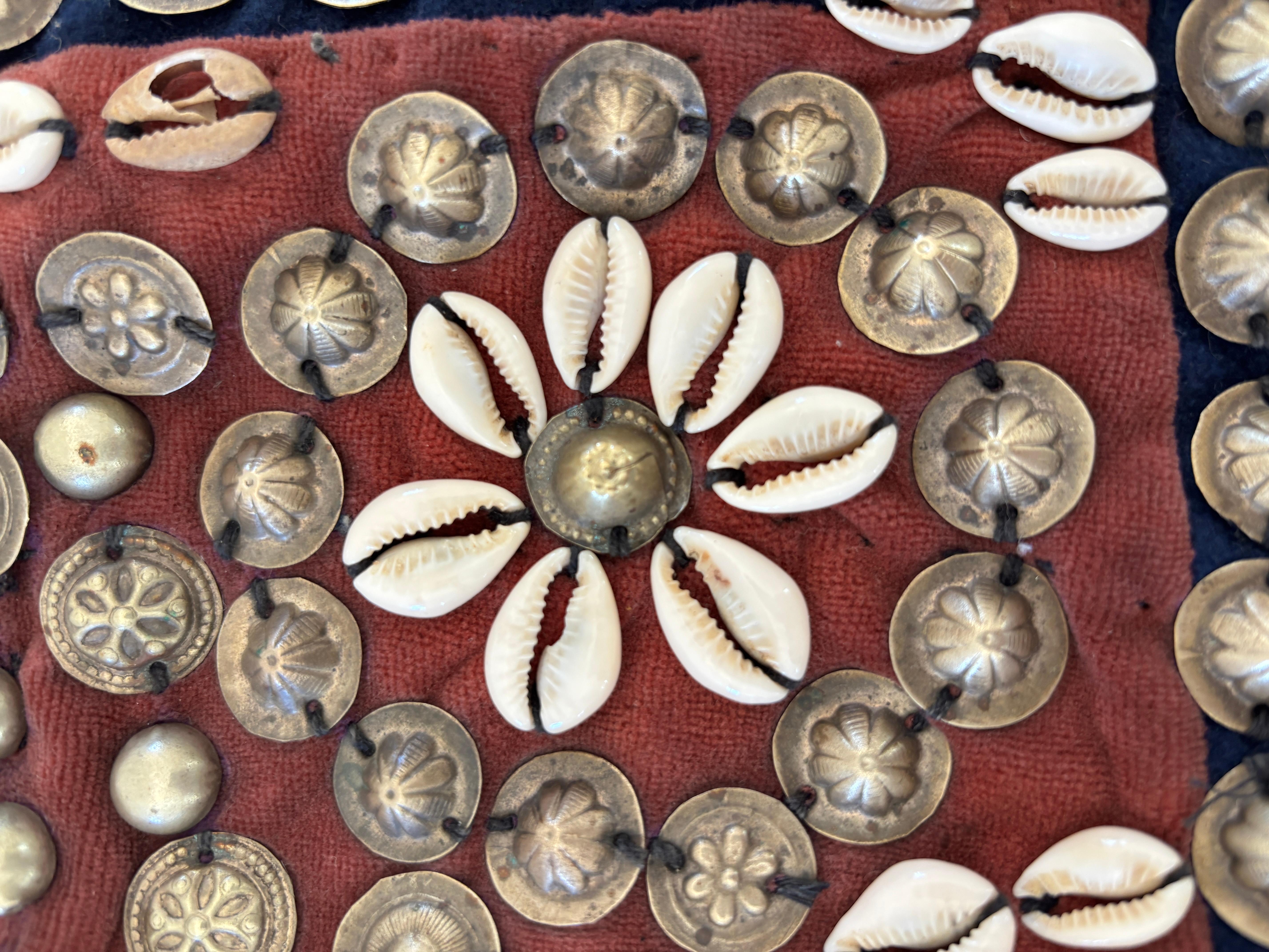 Sac à bandoulière berbère marocain vintage avec conchos en métal et coquillages de cauris en vente 2
