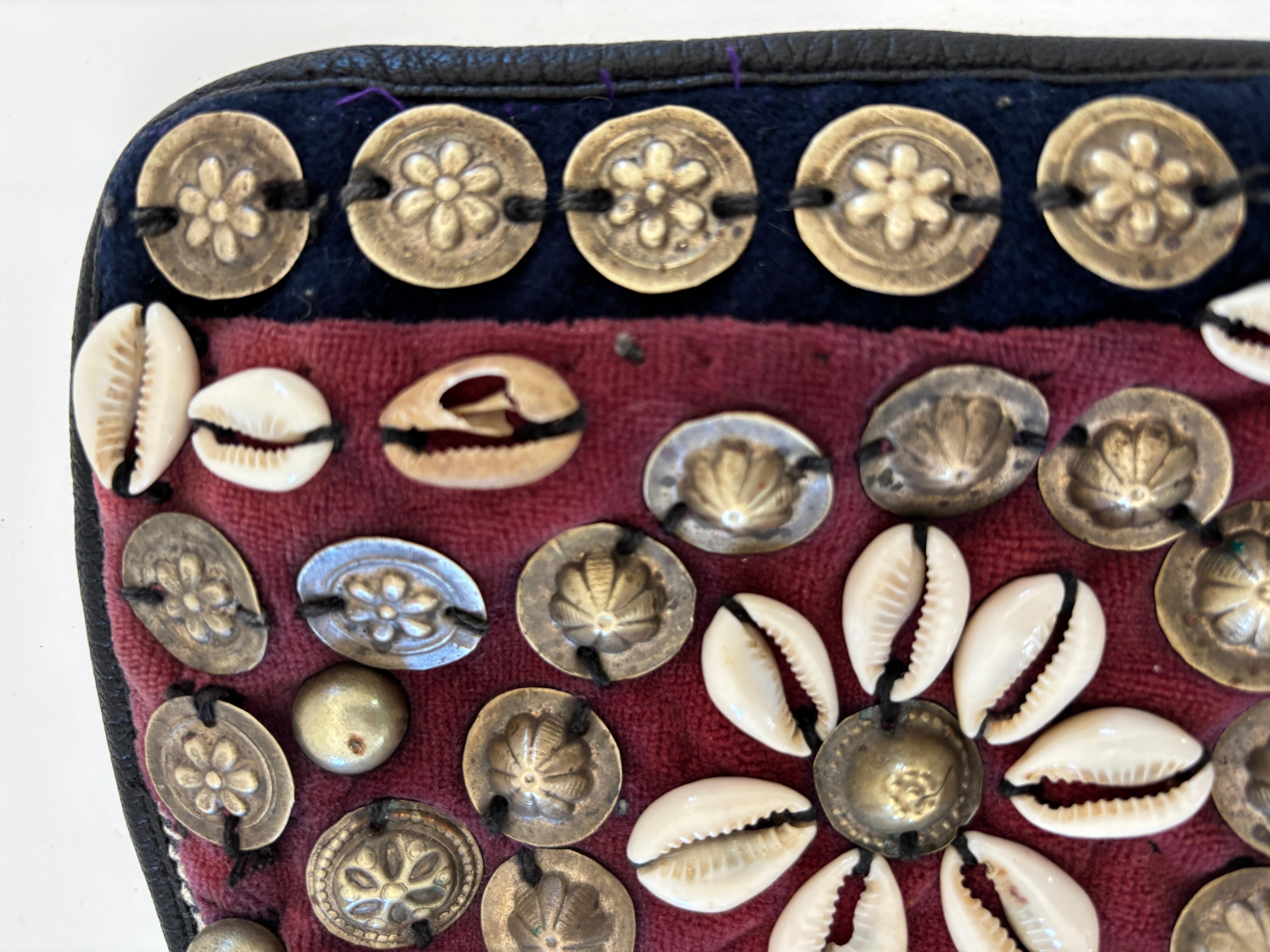 Sac à bandoulière berbère marocain vintage avec conchos en métal et coquillages de cauris en vente 3