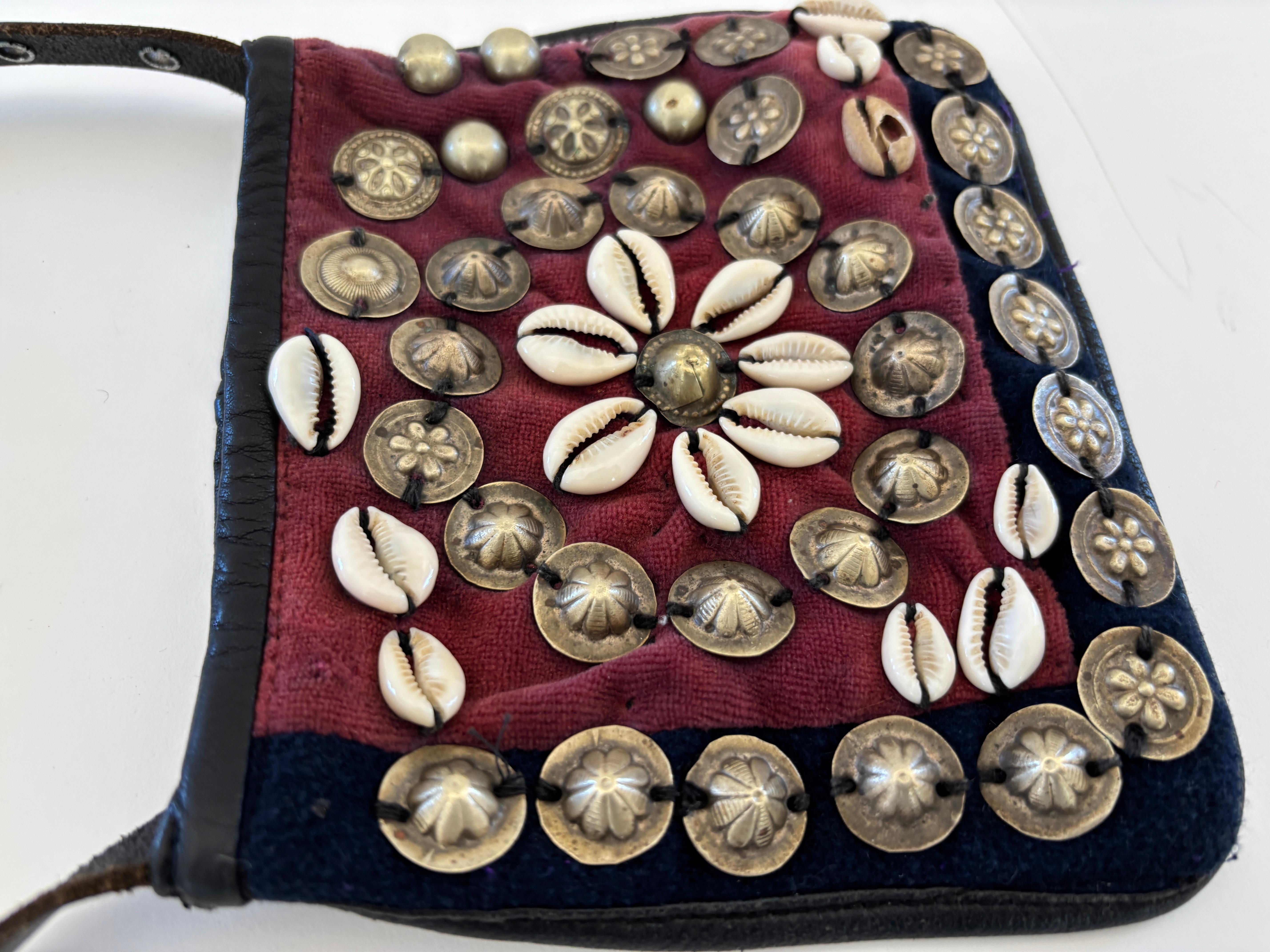 Sac à bandoulière berbère marocain vintage avec conchos en métal et coquillages de cauris en vente 4