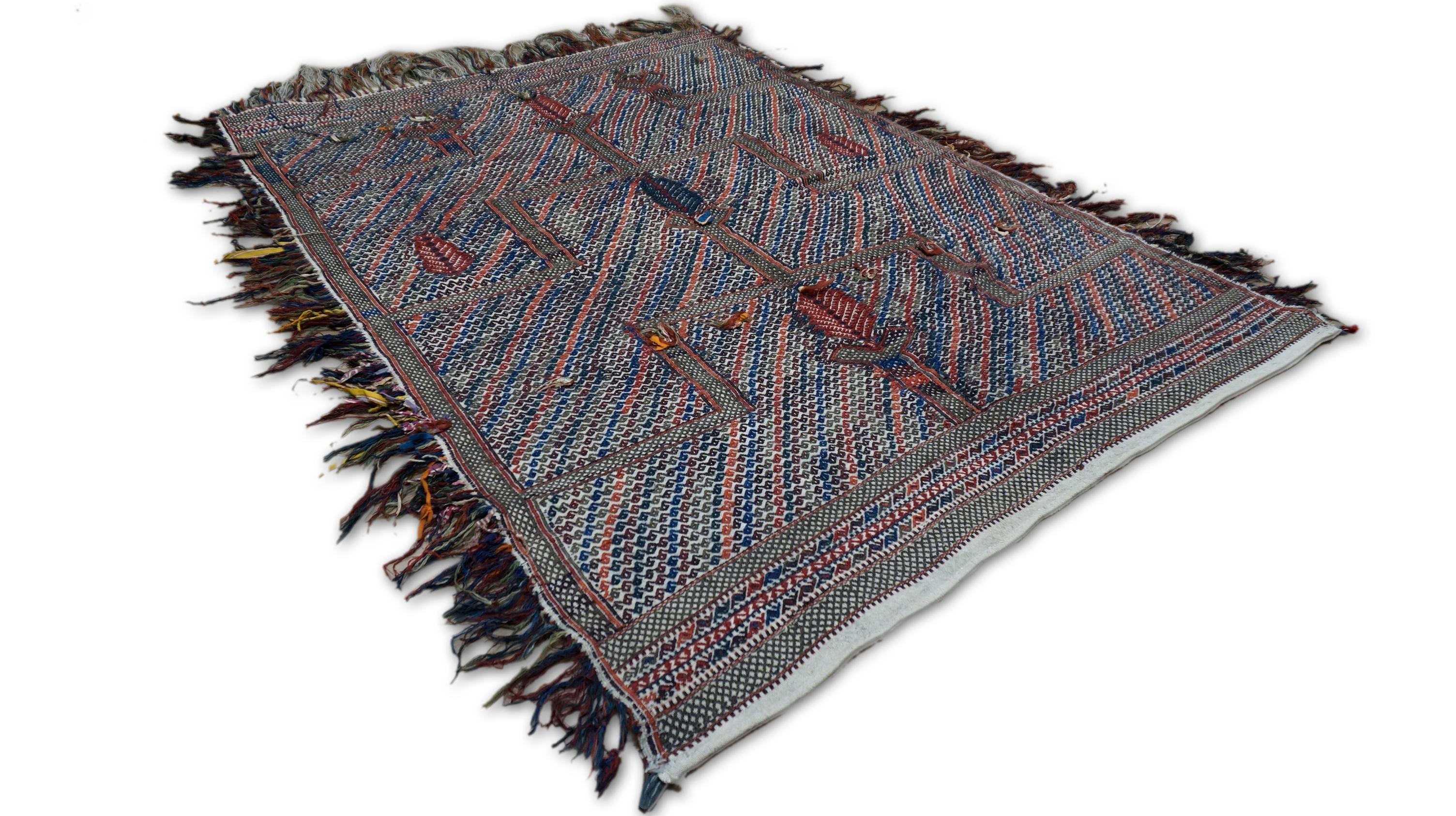 Bohémien Tappeto tribale d'epoca berbero marocchino Tazenakht tessuto a mano con nappe - 4′5″ × 5′1 in vendita
