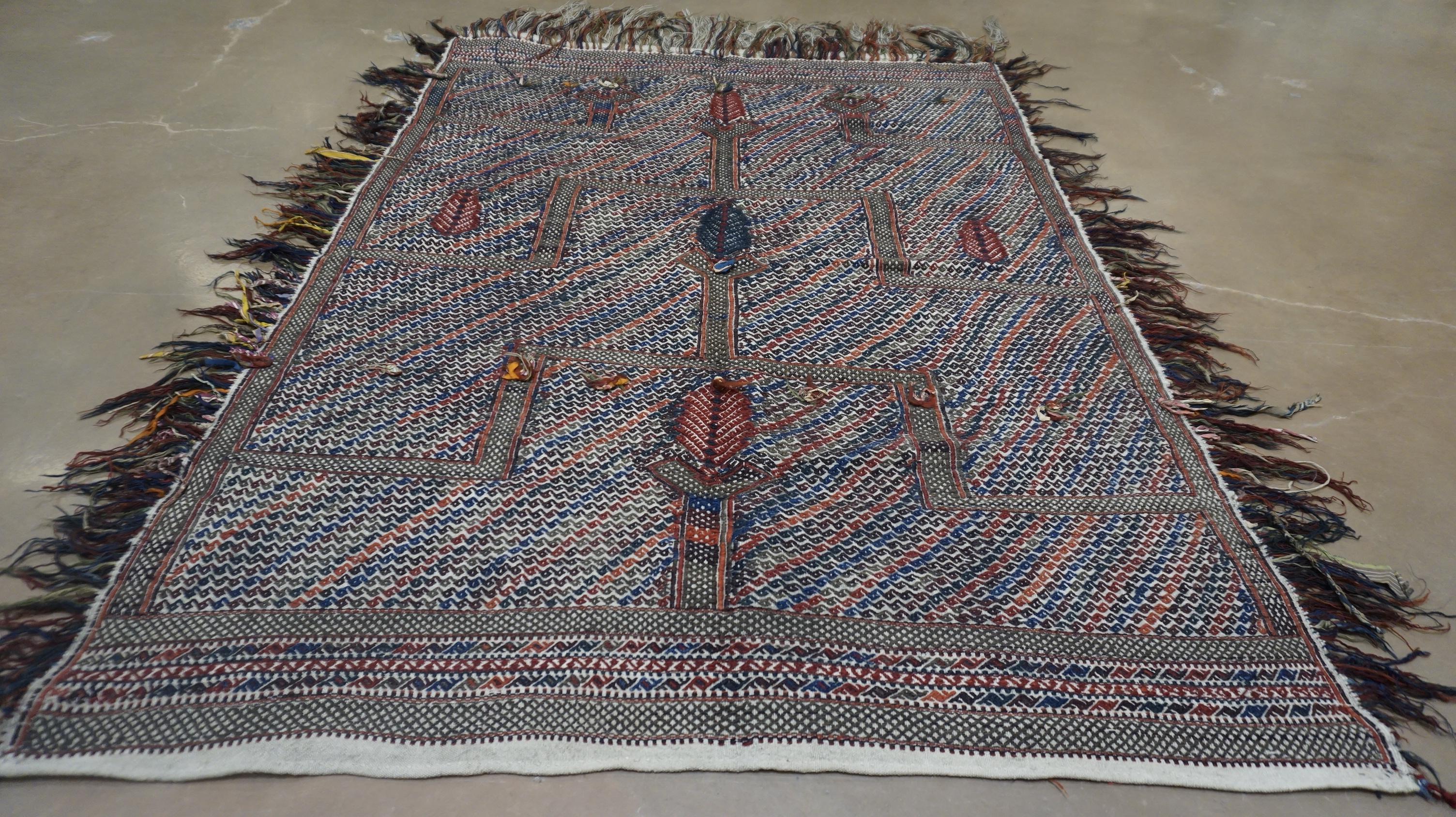 Annodato a mano Tappeto tribale d'epoca berbero marocchino Tazenakht tessuto a mano con nappe - 4′5″ × 5′1 in vendita
