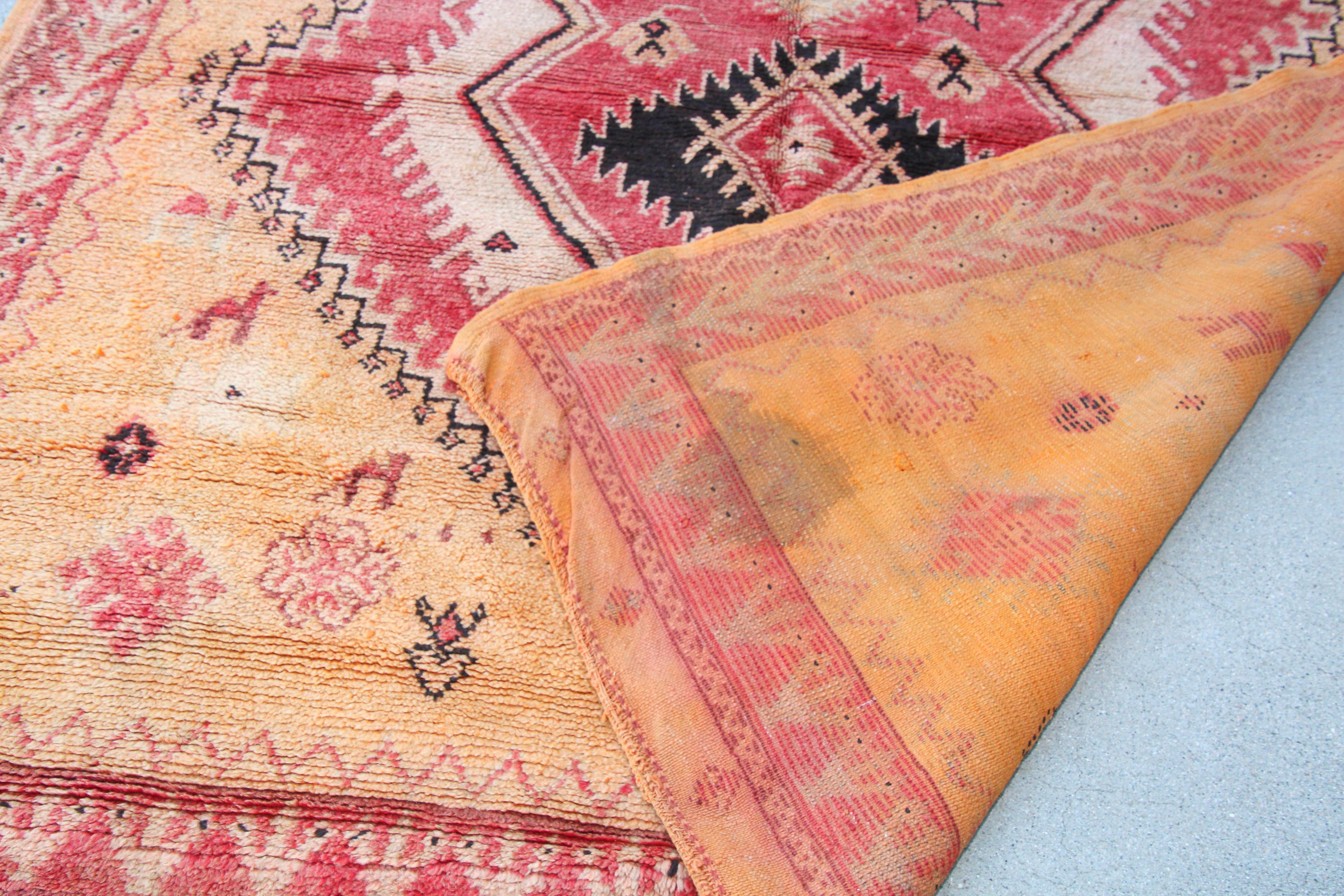 Teinture végétale Tapis berbère marocain vintage des années 1960 en vente